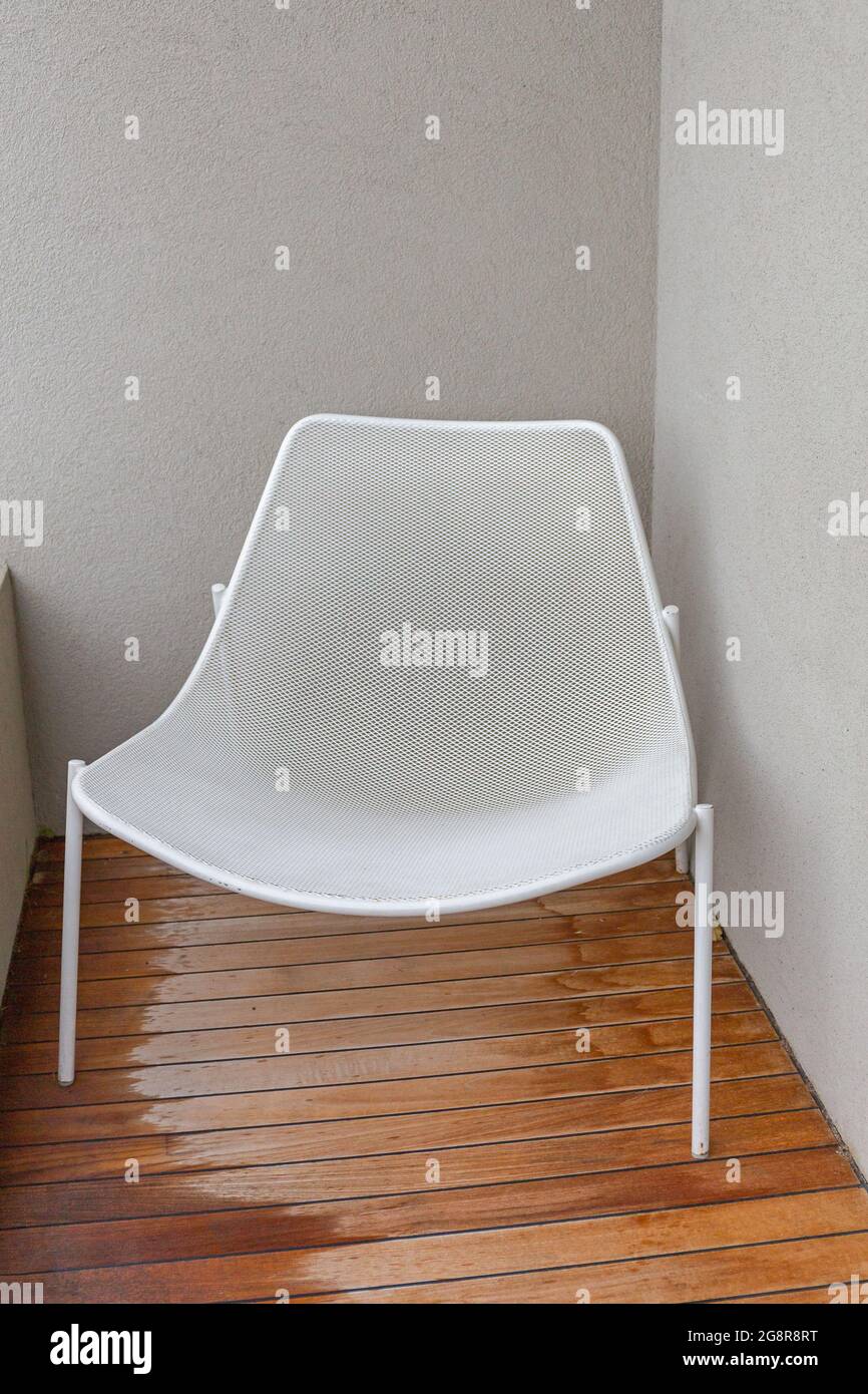 Sedia a rete bianca con terrazza Foto Stock