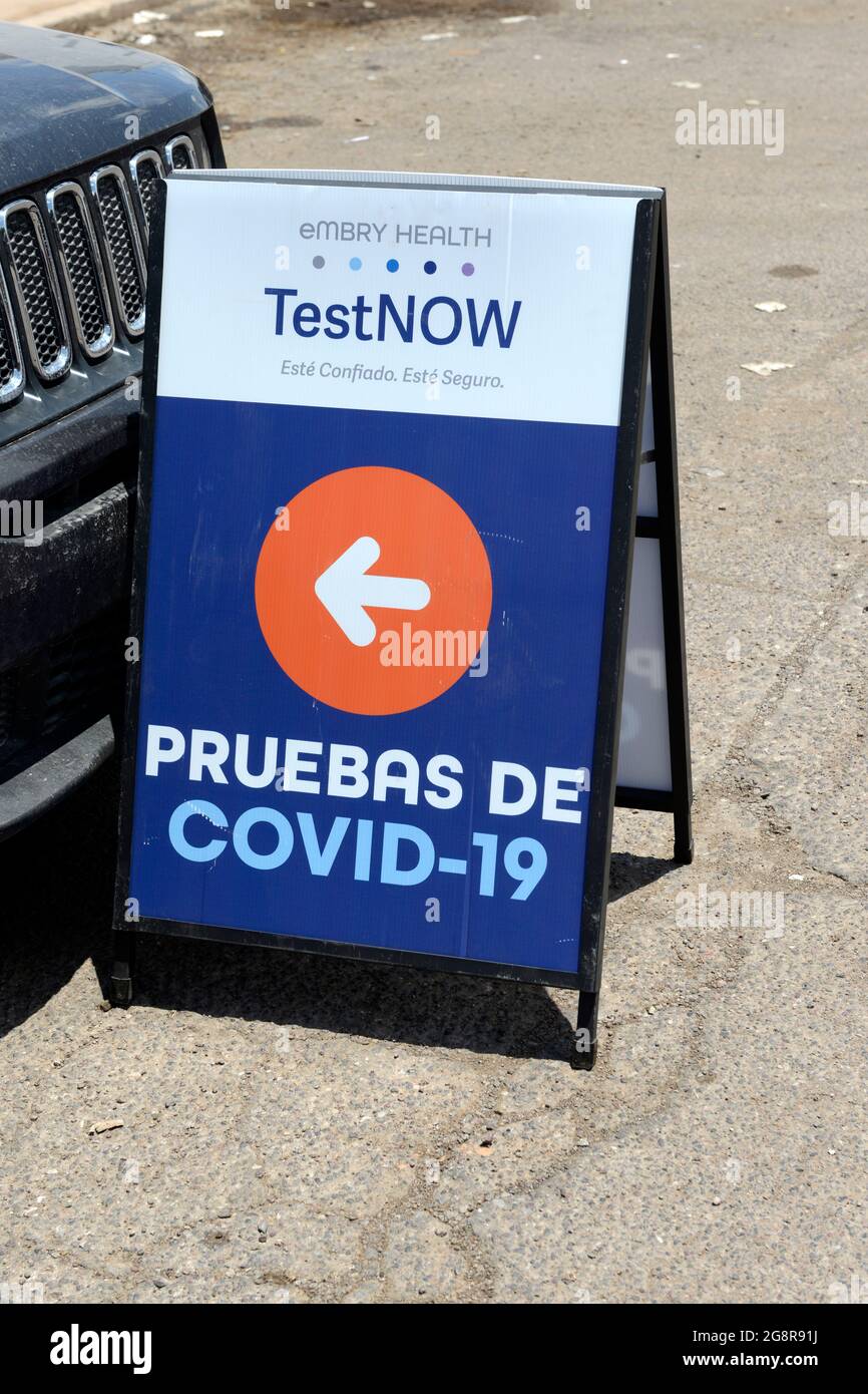 Covid-19 il centro di test firma in spagnolo al confine del Messico e degli Stati Uniti a Douglas AZ Foto Stock