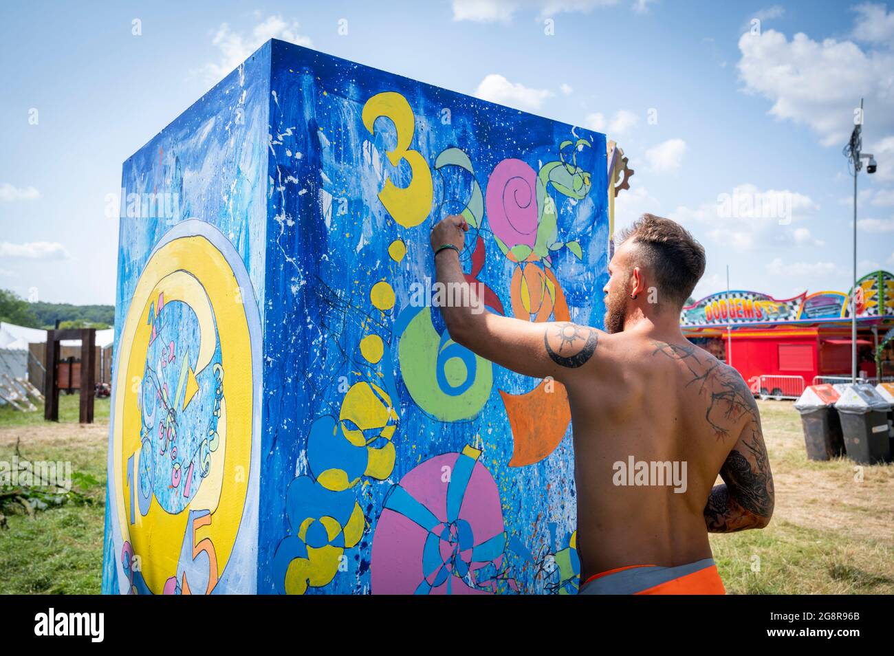 Standon, Hertfordshire, Regno Unito. 22 luglio 2021. Uno stallholder effettua i preparativi finali allo Standon Calling Music Festival che si terrà questo fine settimana. Si tratta di uno dei primi festival che si tengono dopo il rilassamento delle restrizioni Covid nel Regno Unito e i partecipanti hanno dovuto sostenere un test di flusso laterale verificato e registrato video come condizione di ingresso. Credit: Julian Eales/Alamy Live News Foto Stock Standon, Hertfordshire, Regno Unito. 22 luglio 2021. Uno stallholder effettua i preparativi finali allo Standon Calling Music Festival che si terrà questo fine settimana. Si tratta di uno dei primi festival che si tengono dopo il rilassamento delle restrizioni Covid nel Regno Unito e i partecipanti hanno dovuto sostenere un test di flusso laterale verificato e registrato video come condizione di ingresso. Credit: Julian Eales/Alamy Live News Foto Stock