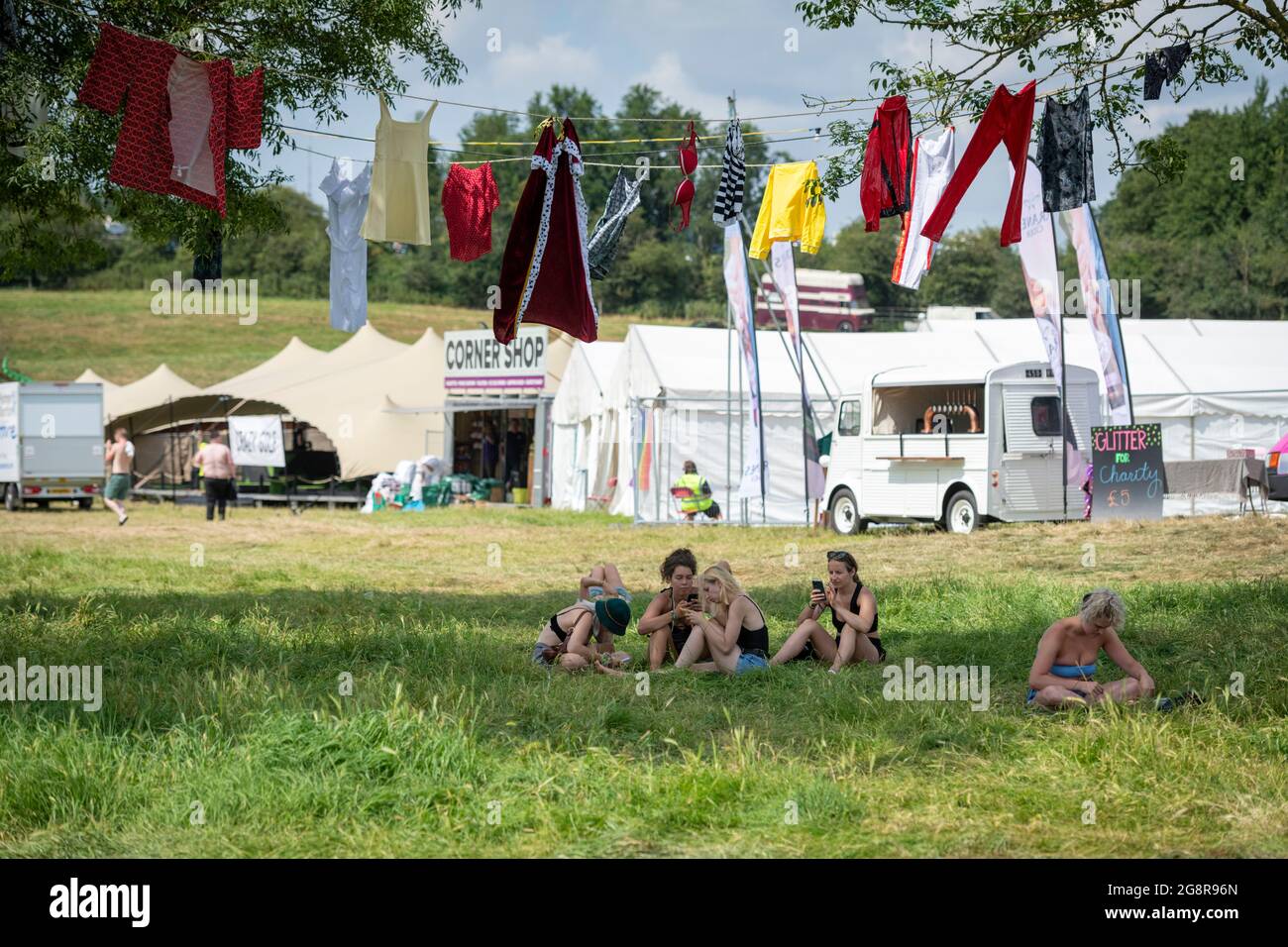 Standon, Hertfordshire, Regno Unito. 22 luglio 2021. La gente arriva al festival musicale Standon Calling che si terrà questo fine settimana. Si tratta di uno dei primi festival che si tengono dopo il rilassamento delle restrizioni Covid nel Regno Unito e i partecipanti hanno dovuto sostenere un test di flusso laterale verificato e registrato video come condizione di ingresso. Credit: Julian Eales/Alamy Live News Foto Stock Standon, Hertfordshire, Regno Unito. 22 luglio 2021. La gente arriva al festival musicale Standon Calling che si terrà questo fine settimana. Si tratta di uno dei primi festival che si tengono dopo il rilassamento delle restrizioni Covid nel Regno Unito e i partecipanti hanno dovuto sostenere un test di flusso laterale verificato e registrato video come condizione di ingresso. Credit: Julian Eales/Alamy Live News Foto Stock