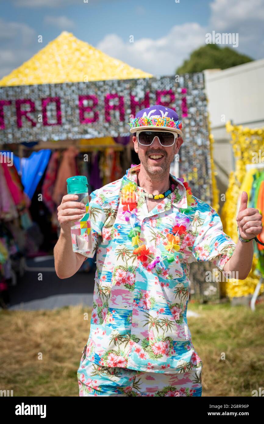 Standon, Hertfordshire, Regno Unito. 22 luglio 2021. Uno stallholder attende i primi clienti al festival musicale Standon Calling che si terrà questo fine settimana. Si tratta di uno dei primi festival che si tengono dopo il rilassamento delle restrizioni Covid nel Regno Unito e i partecipanti hanno dovuto sostenere un test di flusso laterale verificato e registrato video come condizione di ingresso. Credit: Julian Eales/Alamy Live News Foto Stock Standon, Hertfordshire, Regno Unito. 22 luglio 2021. Uno stallholder attende i primi clienti al festival musicale Standon Calling che si terrà questo fine settimana. Si tratta di uno dei primi festival che si tengono dopo il rilassamento delle restrizioni Covid nel Regno Unito e i partecipanti hanno dovuto sostenere un test di flusso laterale verificato e registrato video come condizione di ingresso. Credit: Julian Eales/Alamy Live News Foto Stock