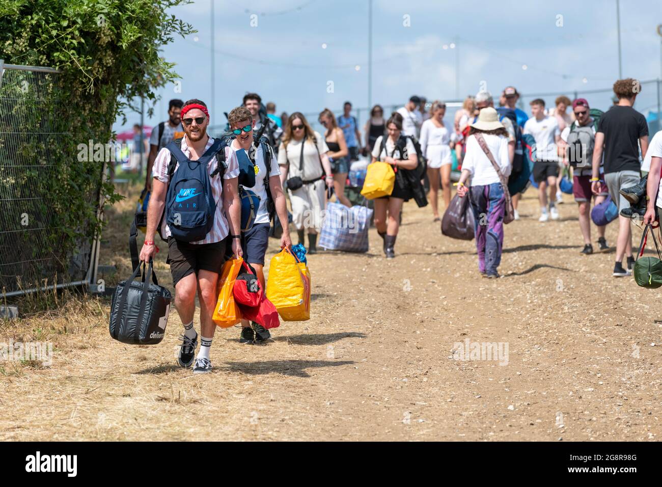 Standon, Hertfordshire, Regno Unito. 22 luglio 2021. La gente arriva al festival musicale Standon Calling che si terrà questo fine settimana. Si tratta di uno dei primi festival che si tengono dopo il rilassamento delle restrizioni Covid nel Regno Unito e i partecipanti hanno dovuto sostenere un test di flusso laterale verificato e registrato video come condizione di ingresso. Credit: Julian Eales/Alamy Live News Foto Stock Standon, Hertfordshire, Regno Unito. 22 luglio 2021. La gente arriva al festival musicale Standon Calling che si terrà questo fine settimana. Si tratta di uno dei primi festival che si tengono dopo il rilassamento delle restrizioni Covid nel Regno Unito e i partecipanti hanno dovuto sostenere un test di flusso laterale verificato e registrato video come condizione di ingresso. Credit: Julian Eales/Alamy Live News Foto Stock