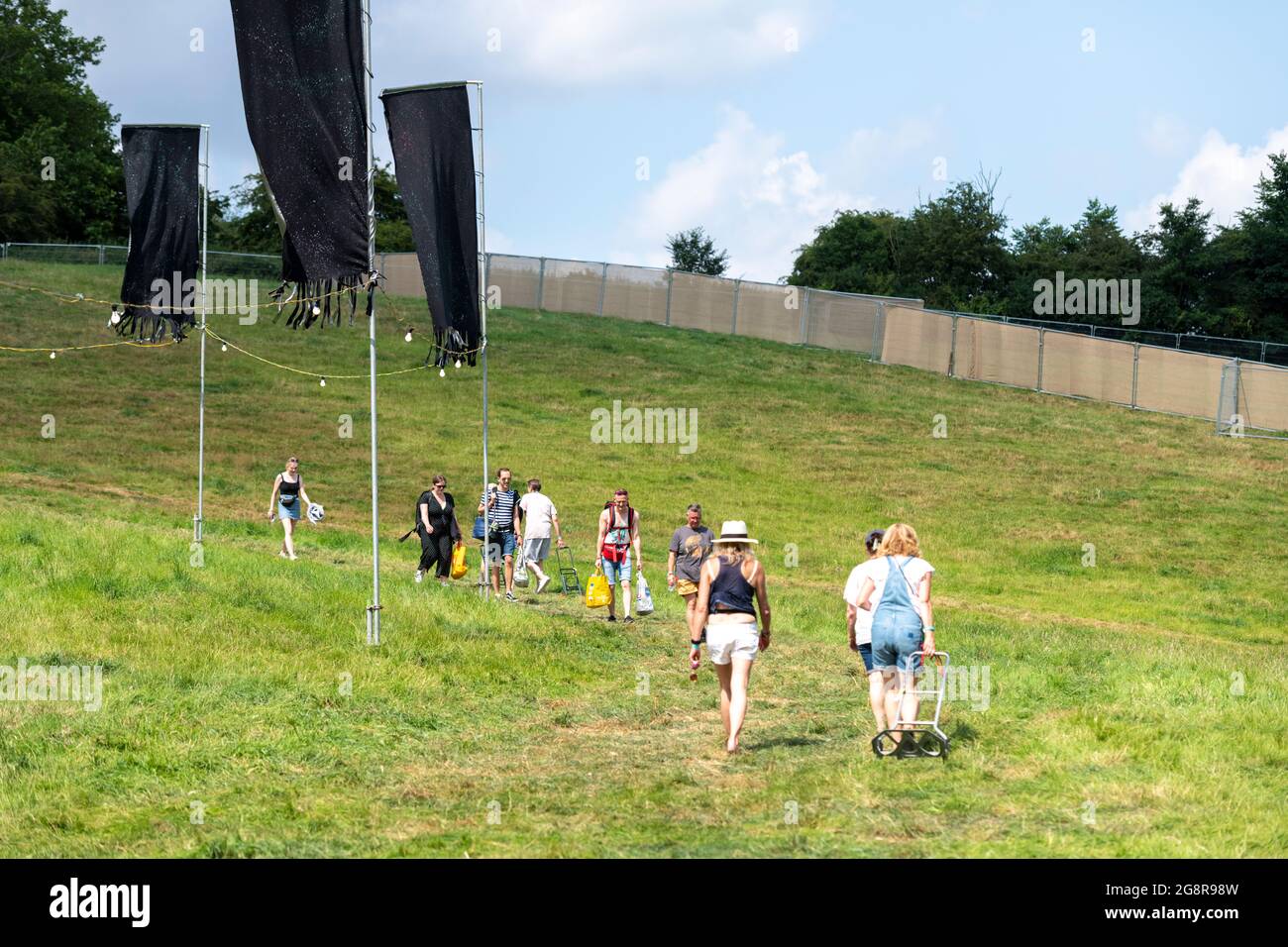 Standon, Hertfordshire, Regno Unito. 22 luglio 2021. La gente arriva al festival musicale Standon Calling che si terrà questo fine settimana. Si tratta di uno dei primi festival che si tengono dopo il rilassamento delle restrizioni Covid nel Regno Unito e i partecipanti hanno dovuto sostenere un test di flusso laterale verificato e registrato video come condizione di ingresso. Credit: Julian Eales/Alamy Live News Foto Stock Standon, Hertfordshire, Regno Unito. 22 luglio 2021. La gente arriva al festival musicale Standon Calling che si terrà questo fine settimana. Si tratta di uno dei primi festival che si tengono dopo il rilassamento delle restrizioni Covid nel Regno Unito e i partecipanti hanno dovuto sostenere un test di flusso laterale verificato e registrato video come condizione di ingresso. Credit: Julian Eales/Alamy Live News Foto Stock
