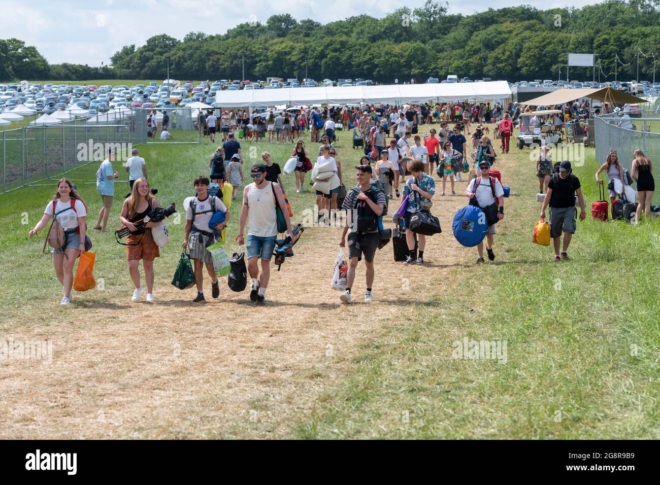 Standon, Hertfordshire, Regno Unito. 22 luglio 2021. La gente arriva al festival musicale Standon Calling che si terrà questo fine settimana. Si tratta di uno dei primi festival che si tengono dopo il rilassamento delle restrizioni Covid nel Regno Unito e i partecipanti hanno dovuto sostenere un test di flusso laterale verificato e registrato video come condizione di ingresso. Credit: Julian Eales/Alamy Live News Foto Stock Standon, Hertfordshire, Regno Unito. 22 luglio 2021. La gente arriva al festival musicale Standon Calling che si terrà questo fine settimana. Si tratta di uno dei primi festival che si tengono dopo il rilassamento delle restrizioni Covid nel Regno Unito e i partecipanti hanno dovuto sostenere un test di flusso laterale verificato e registrato video come condizione di ingresso. Credit: Julian Eales/Alamy Live News Foto Stock