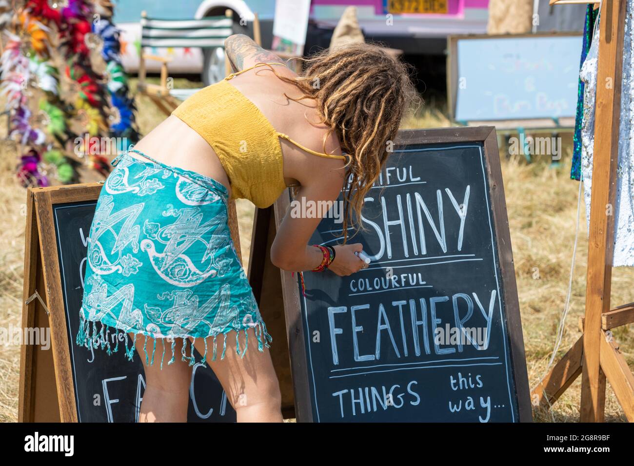 Standon, Hertfordshire, Regno Unito. 22 luglio 2021. Uno stallholder effettua i preparativi finali allo Standon Calling Music Festival che si terrà questo fine settimana. Si tratta di uno dei primi festival che si tengono dopo il rilassamento delle restrizioni Covid nel Regno Unito e i partecipanti hanno dovuto sostenere un test di flusso laterale verificato e registrato video come condizione di ingresso. Credit: Julian Eales/Alamy Live News Foto Stock Standon, Hertfordshire, Regno Unito. 22 luglio 2021. Uno stallholder effettua i preparativi finali allo Standon Calling Music Festival che si terrà questo fine settimana. Si tratta di uno dei primi festival che si tengono dopo il rilassamento delle restrizioni Covid nel Regno Unito e i partecipanti hanno dovuto sostenere un test di flusso laterale verificato e registrato video come condizione di ingresso. Credit: Julian Eales/Alamy Live News Foto Stock
