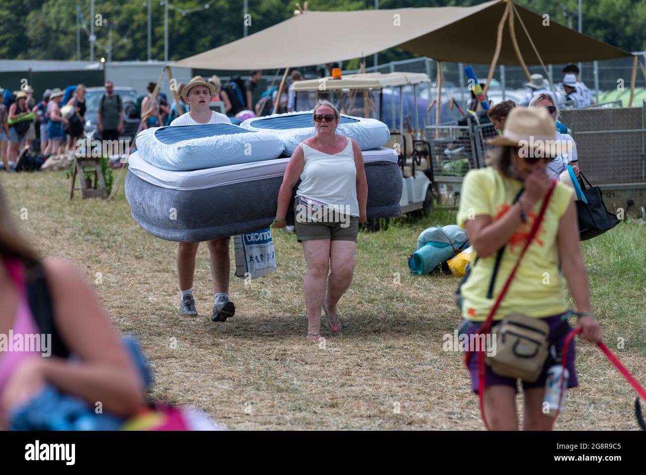Standon, Hertfordshire, Regno Unito. 22 luglio 2021. La gente arriva al festival musicale Standon Calling che si terrà questo fine settimana. Si tratta di uno dei primi festival che si tengono dopo il rilassamento delle restrizioni Covid nel Regno Unito e i partecipanti hanno dovuto sostenere un test di flusso laterale verificato e registrato video come condizione di ingresso. Credit: Julian Eales/Alamy Live News Foto Stock Standon, Hertfordshire, Regno Unito. 22 luglio 2021. La gente arriva al festival musicale Standon Calling che si terrà questo fine settimana. Si tratta di uno dei primi festival che si tengono dopo il rilassamento delle restrizioni Covid nel Regno Unito e i partecipanti hanno dovuto sostenere un test di flusso laterale verificato e registrato video come condizione di ingresso. Credit: Julian Eales/Alamy Live News Foto Stock