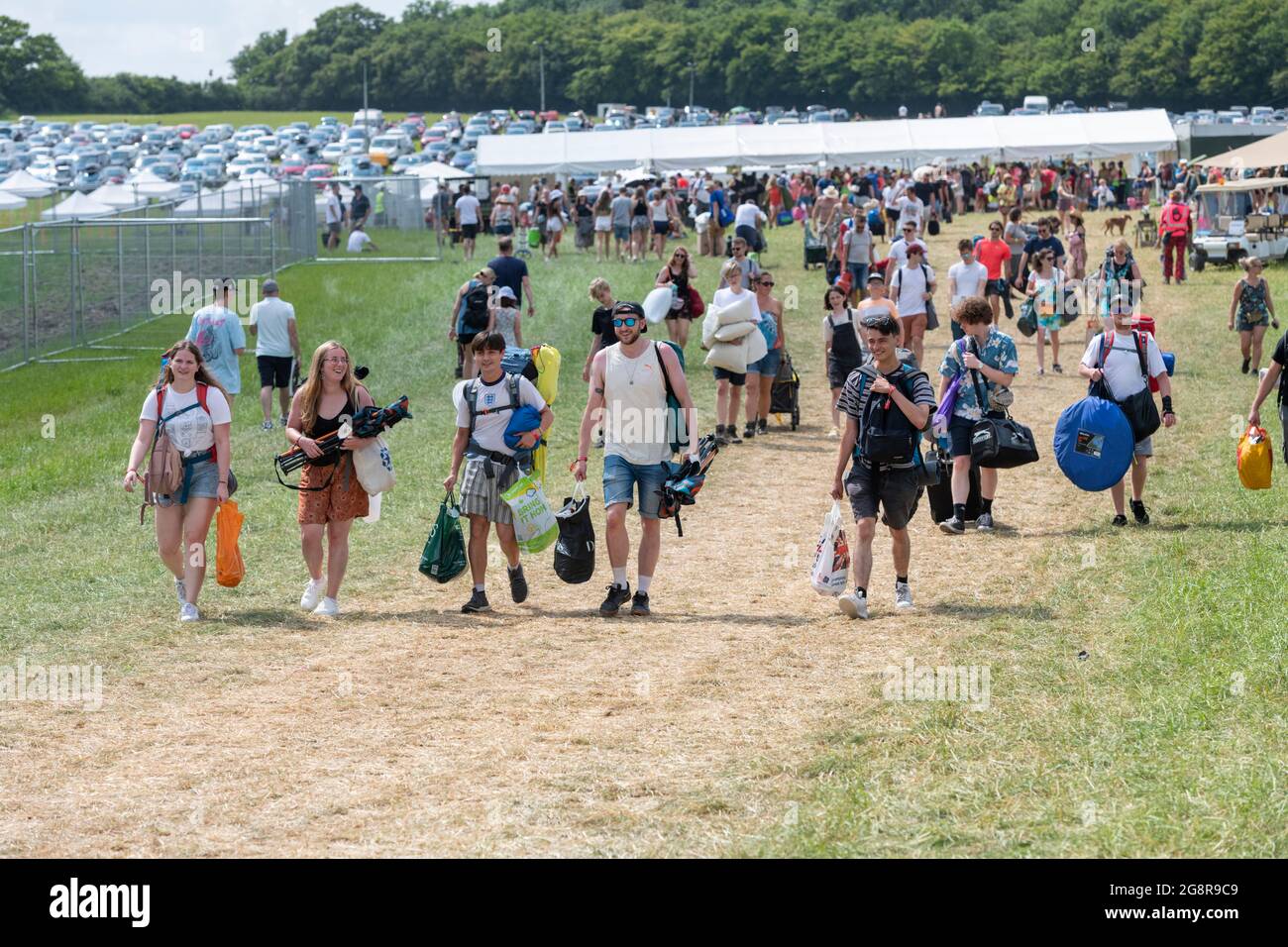 Standon, Hertfordshire, Regno Unito. 22 luglio 2021. La gente arriva al festival musicale Standon Calling che si terrà questo fine settimana. Si tratta di uno dei primi festival che si tengono dopo il rilassamento delle restrizioni Covid nel Regno Unito e i partecipanti hanno dovuto sostenere un test di flusso laterale verificato e registrato video come condizione di ingresso. Credit: Julian Eales/Alamy Live News Foto Stock