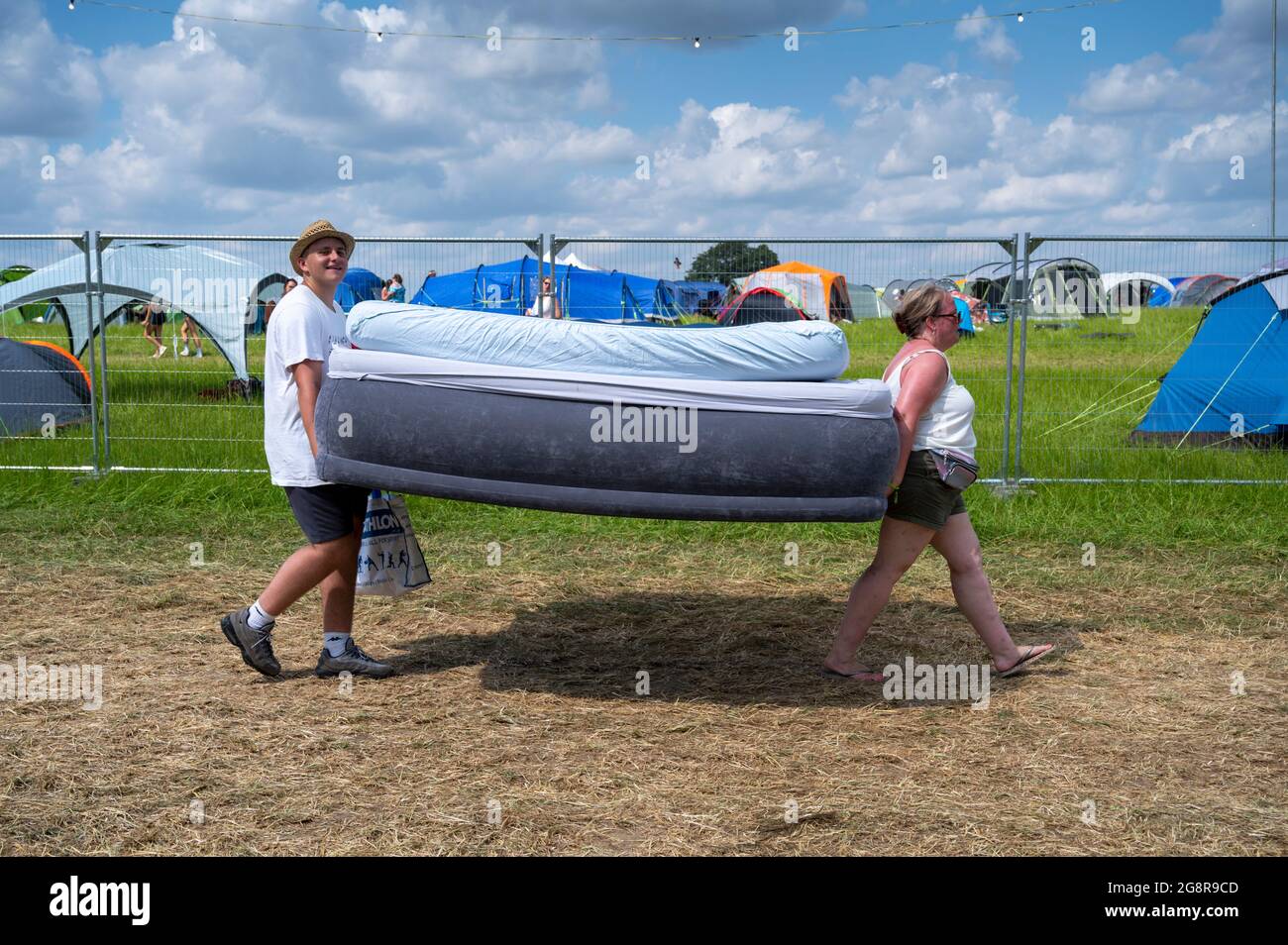 Standon, Hertfordshire, Regno Unito. 22 luglio 2021. La gente arriva pronta per il campeggio al festival musicale Standon Calling che si terrà questo fine settimana. Si tratta di uno dei primi festival che si tengono dopo il rilassamento delle restrizioni Covid nel Regno Unito e i partecipanti hanno dovuto sostenere un test di flusso laterale verificato e registrato video come condizione di ingresso. Credit: Julian Eales/Alamy Live News Foto Stock Standon, Hertfordshire, Regno Unito. 22 luglio 2021. La gente arriva pronta per il campeggio al festival musicale Standon Calling che si terrà questo fine settimana. Si tratta di uno dei primi festival che si tengono dopo il rilassamento delle restrizioni Covid nel Regno Unito e i partecipanti hanno dovuto sostenere un test di flusso laterale verificato e registrato video come condizione di ingresso. Credit: Julian Eales/Alamy Live News Foto Stock