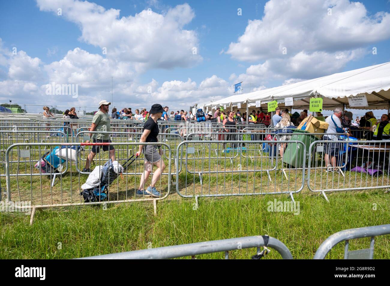 Standon, Hertfordshire, Regno Unito. 22 luglio 2021. La gente arriva al festival musicale Standon Calling che si terrà questo fine settimana. Si tratta di uno dei primi festival che si tengono dopo il rilassamento delle restrizioni Covid nel Regno Unito e i partecipanti hanno dovuto sostenere un test di flusso laterale verificato e registrato video come condizione di ingresso. Credit: Julian Eales/Alamy Live News Foto Stock