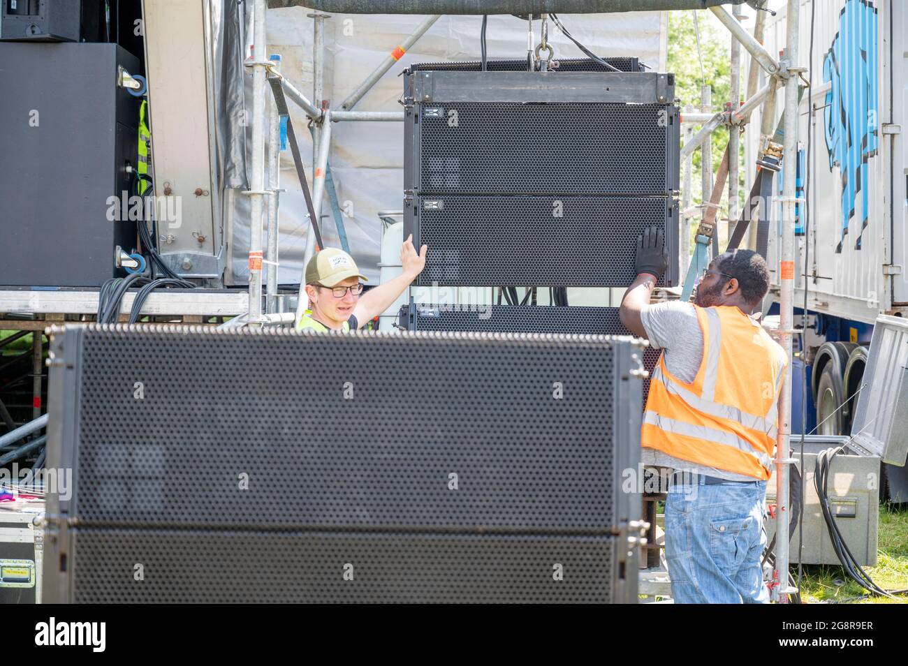 Standon, Hertfordshire, Regno Unito. 22 luglio 2021. Gli altoparlanti sono installati nella fase principale dei preparativi finali per la musica al festival Standon Calling che si terrà questo fine settimana. Si tratta di uno dei primi festival che si tengono dopo il rilassamento delle restrizioni Covid nel Regno Unito e i partecipanti hanno dovuto sostenere un test di flusso laterale verificato e registrato video come condizione di ingresso. Credit: Julian Eales/Alamy Live News Foto Stock Standon, Hertfordshire, Regno Unito. 22 luglio 2021. Gli altoparlanti sono installati nella fase principale dei preparativi finali per la musica al festival Standon Calling che si terrà questo fine settimana. Si tratta di uno dei primi festival che si tengono dopo il rilassamento delle restrizioni Covid nel Regno Unito e i partecipanti hanno dovuto sostenere un test di flusso laterale verificato e registrato video come condizione di ingresso. Credit: Julian Eales/Alamy Live News Foto Stock