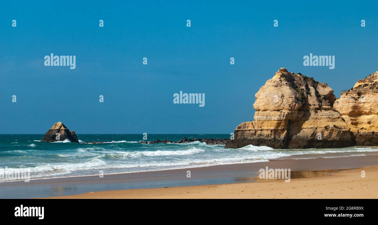 Composizione di cielo blu, acqua acquamarina e scogliere, o la costa meridionale del Portogallo in un colpo Foto Stock