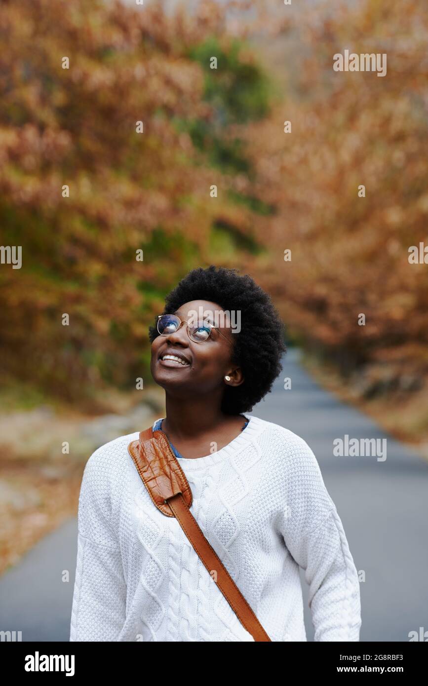 Siate felici e luminosi e siate voi stessi Foto Stock