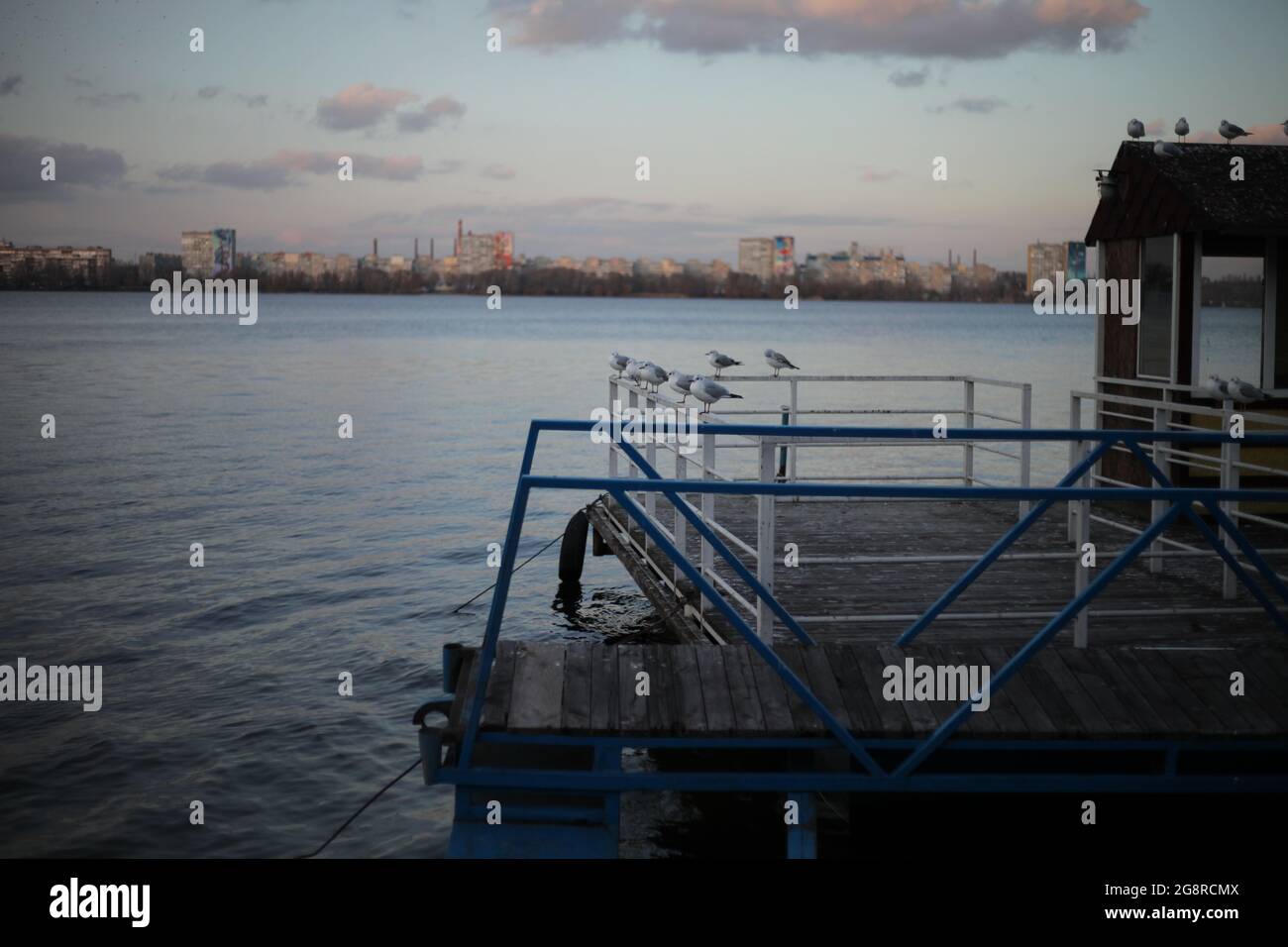 Un ponte su un corpo d'acqua Foto Stock