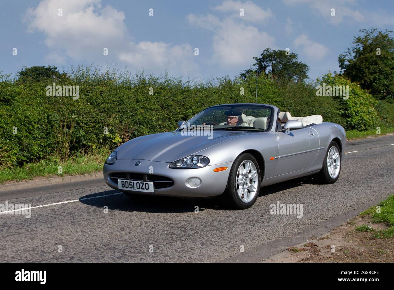 2001 Silver Jaguar XK8 convertibile 2dr 5 velocità automatico cabrio, in rotta per Capesthorne Hall Classic mostra auto di luglio, Cheshire, Regno Unito Foto Stock