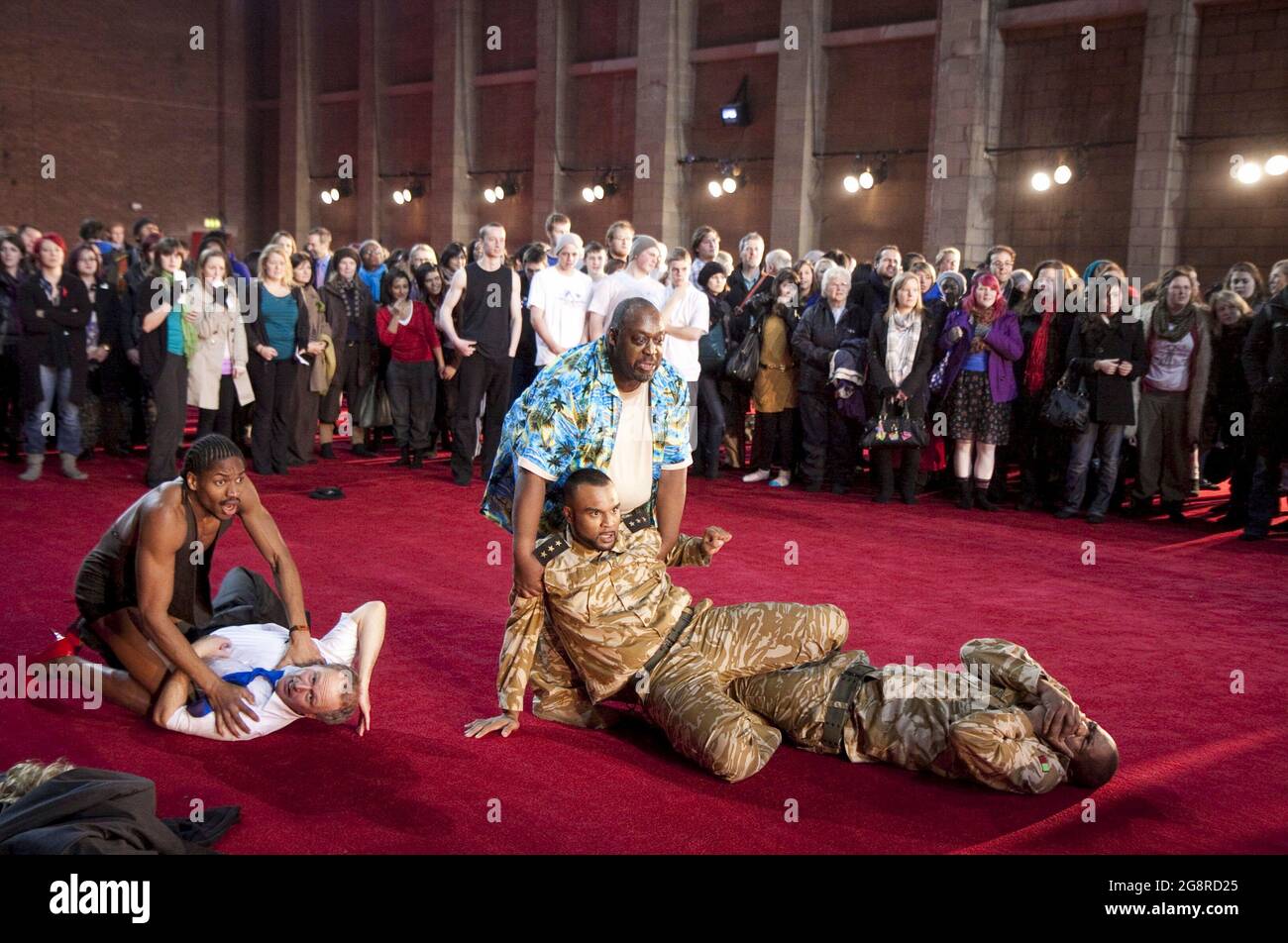Center: (TOP) Keel Watson (Iago) (Bottom) Joseph Guyton (Cassio) in OTHELLO (OTELLO) di Verdi alla Birmingham Opera Company, Argyle Works, Birmingham B9, Inghilterra 05/12/2009 musiche: Giuseppe Verdi libretto: Arrigo Boito direttore: Stephen Barlow design: Samal Blak illuminazione: Giuseppe di Irorio coreografo: Rob Graham Foto Stock