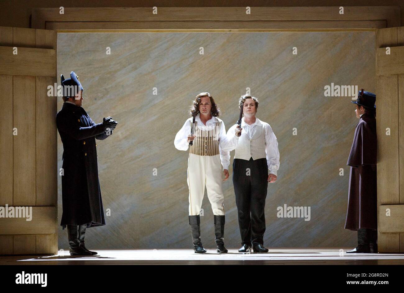 About to duel - l-r: Edgaras Montvidas (Lensky), Andrei Bondarenko (Eugene Onegin IN EUGENE ONEGIN al Glyndebourne Festival Opera, East Sussex, Inghilterra 18/05/2014 musiche: Tchaikovsky libretto: Dopo Pushkin direttore: Omer Meir Wellber design: Richard Hudson illuminazione: Matthew Graham, regista: Matthew Richam Foto Stock