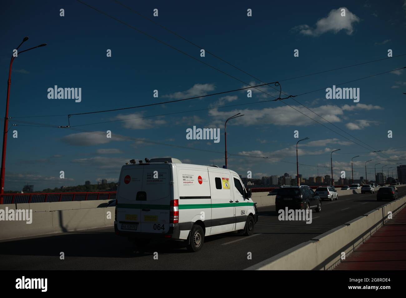 Un carrello è parcheggiato sul lato di una strada Foto Stock