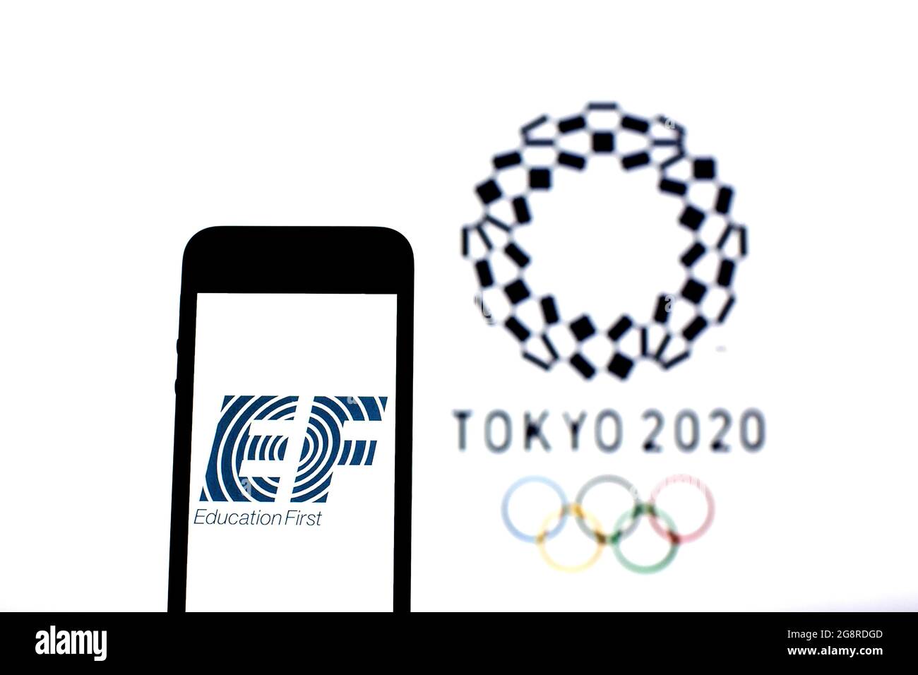 Spagna. 20 luglio 2021. In questa illustrazione fotografica è riportato un logo EF Education First visualizzato su uno smartphone con il logo dei Giochi Olimpici di Tokyo 2020 sullo sfondo. Credit: SOPA Images Limited/Alamy Live News Foto Stock