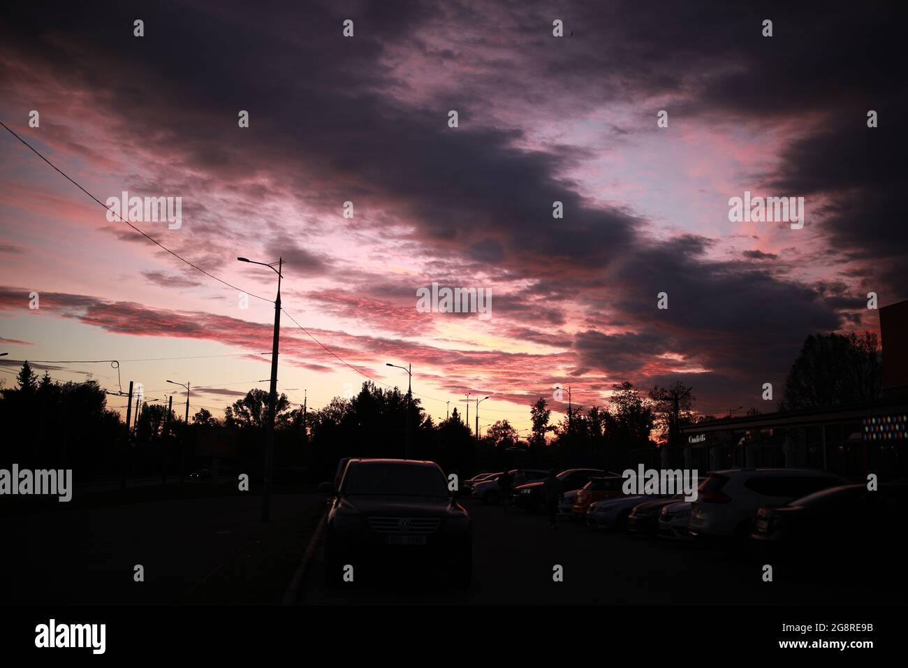 Un treno sta scendendo per la strada Foto Stock