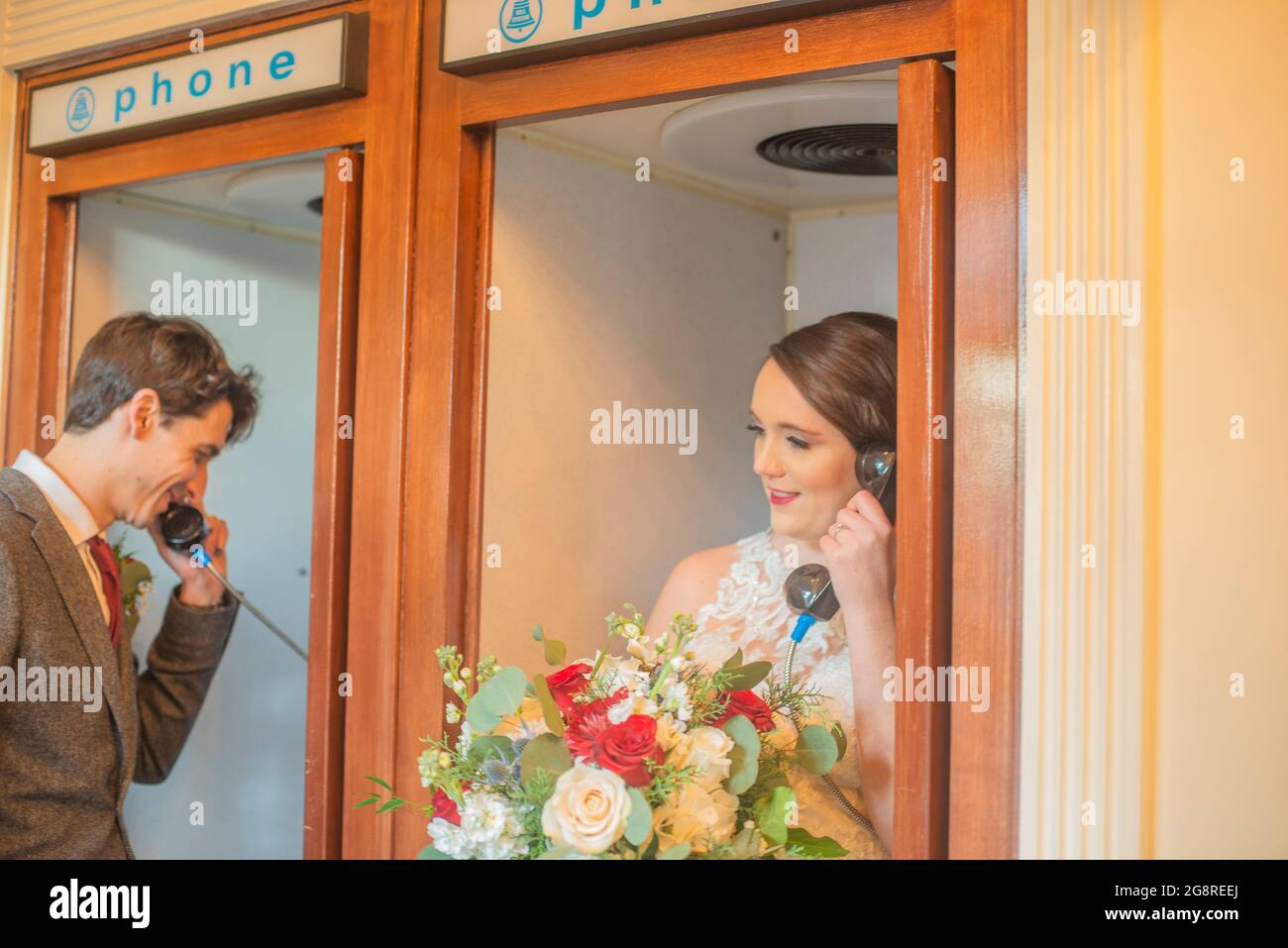 La coppia parla di telefoni a pagamento di vecchia scuola Foto Stock