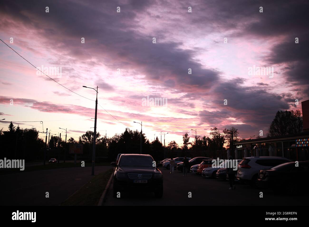 Un tramonto su una strada cittadina piena di traffico Foto Stock