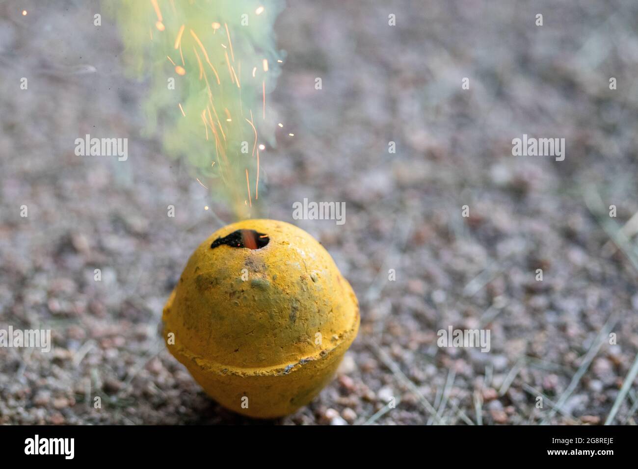 Vivace display colorato di bombe di fumo giallo che celebra il giorno dell'indipendenza con sfondo testurizzato 4 luglio . Mostra l'uso artistico del colore e del design. . Foto di alta qualità Foto Stock