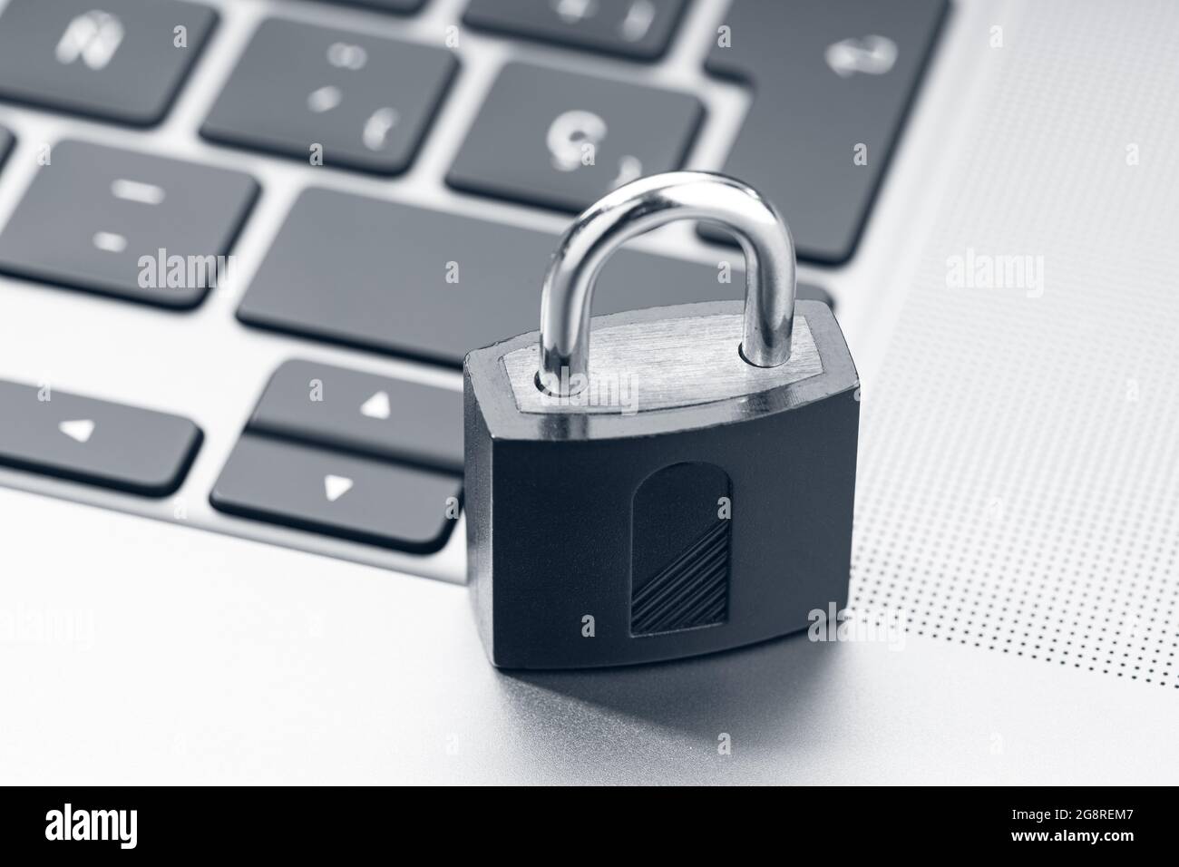 Sicurezza informatica, concetto di protezione dei dati. Lucchetto chiuso su un computer portatile moderno Foto Stock