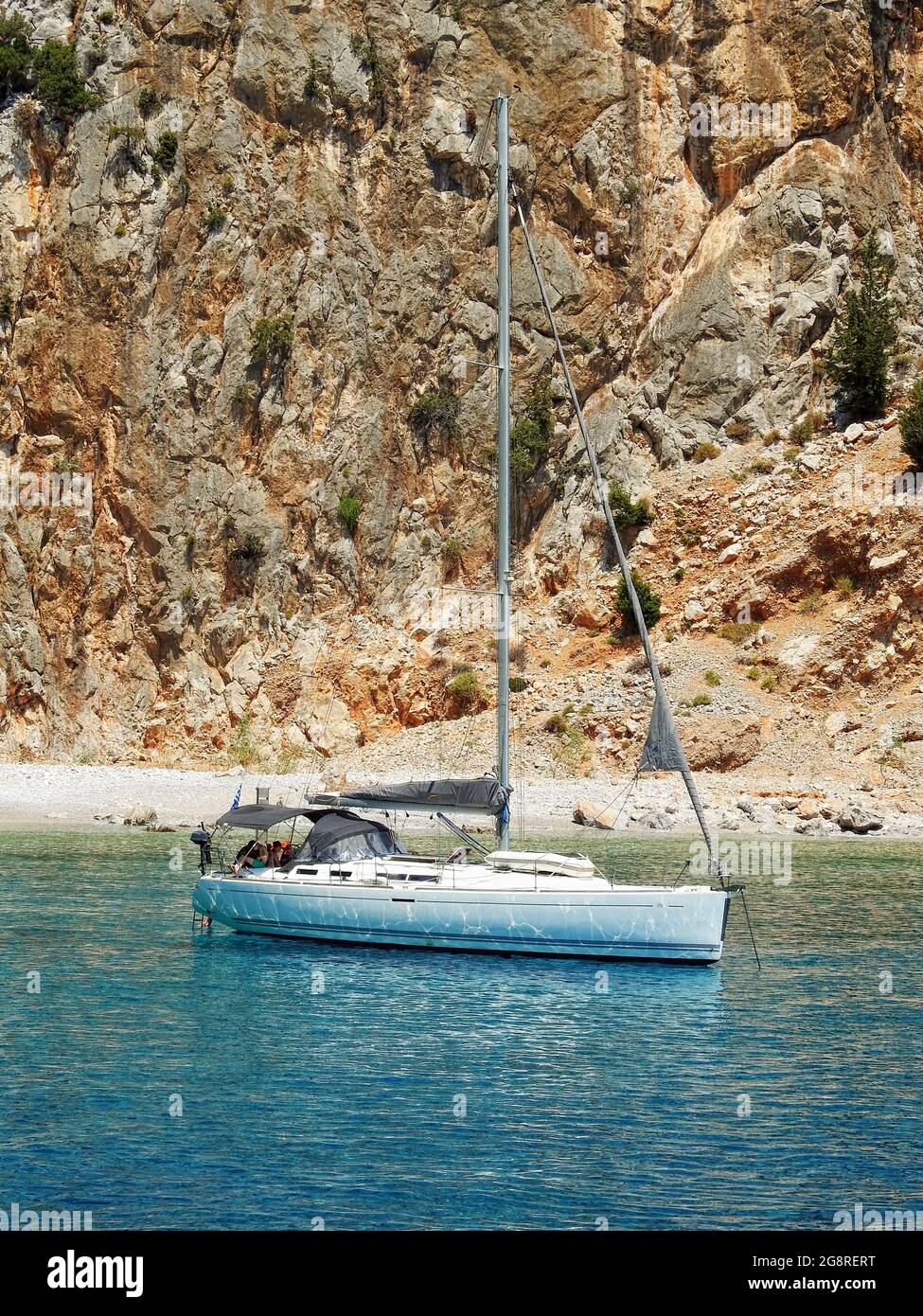 SYMI, GRECIA - 09 LUGLIO 2021: La baia di San Giorgio è una tappa molto popolare per i turisti per fare una nuotata nelle acque turchesi Foto Stock