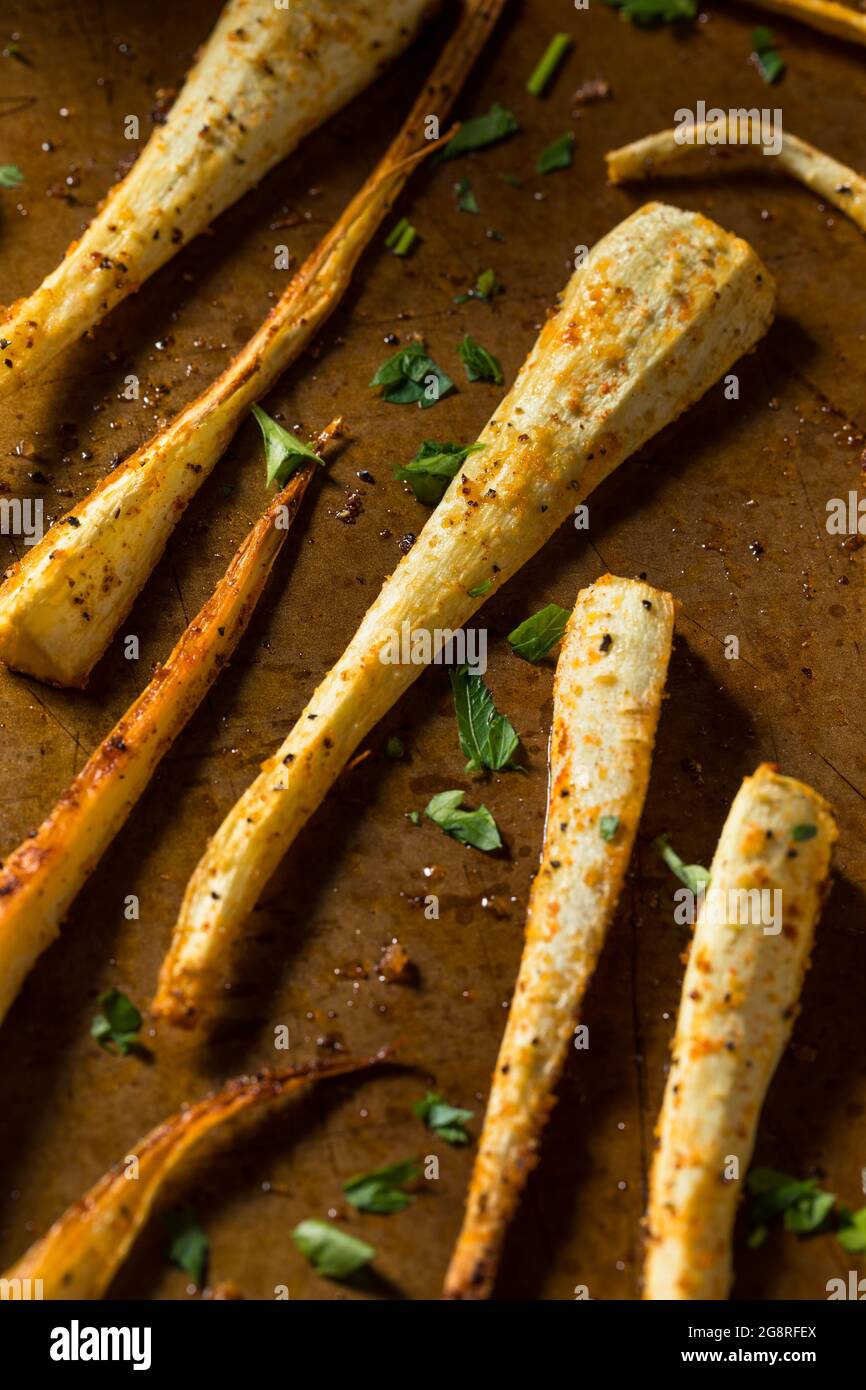 Sani pastinache arrosto fatte in casa con sale e pepe Foto Stock