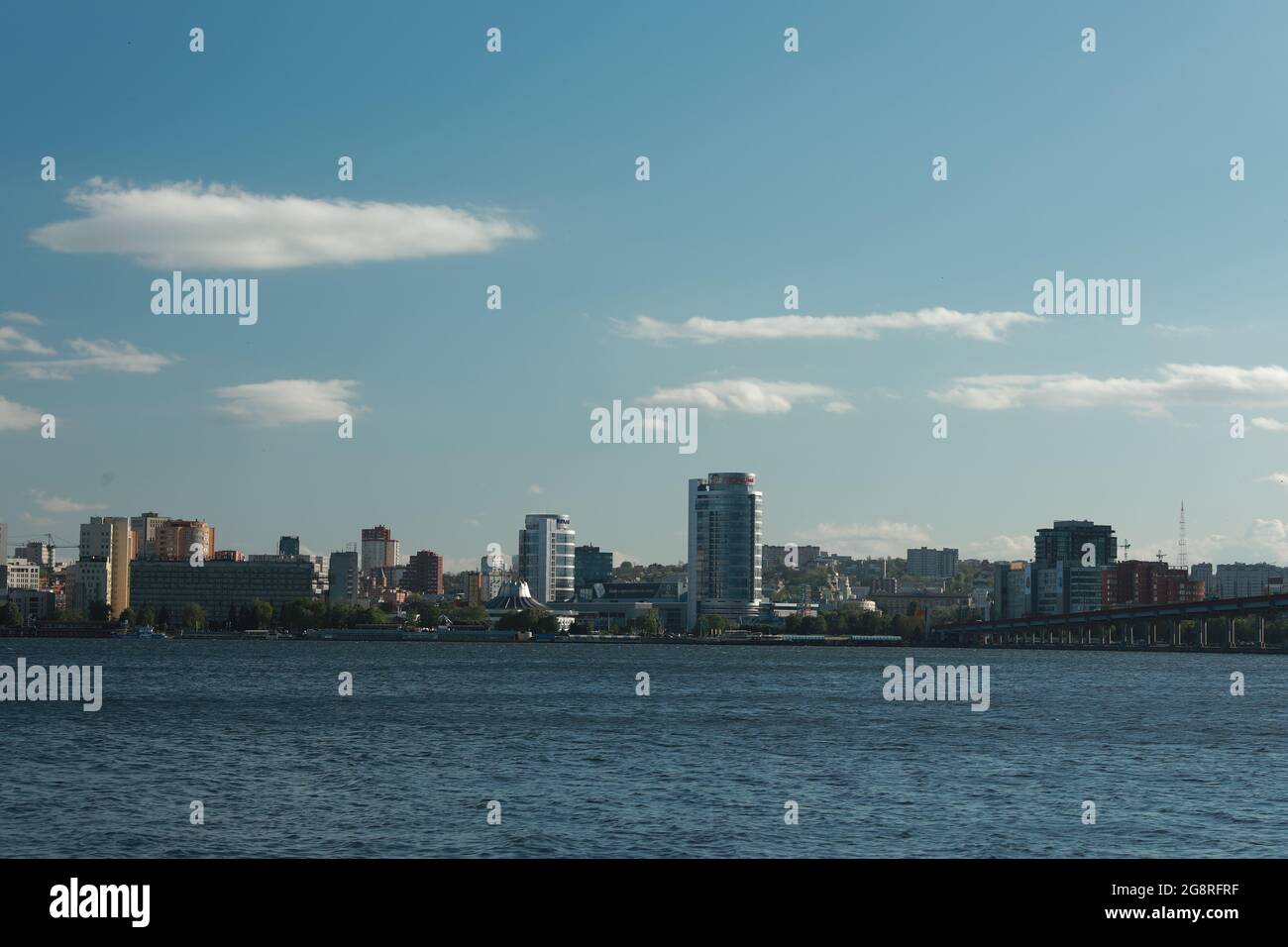 Un grande corpo d'acqua con una città sullo sfondo Foto Stock