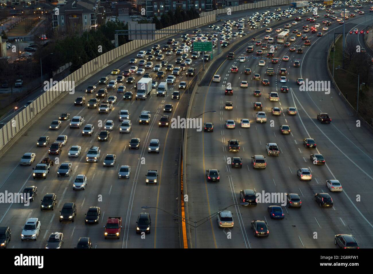 Traffico sulla superstrada attraverso il centro di Atlanta, Georgia Foto Stock
