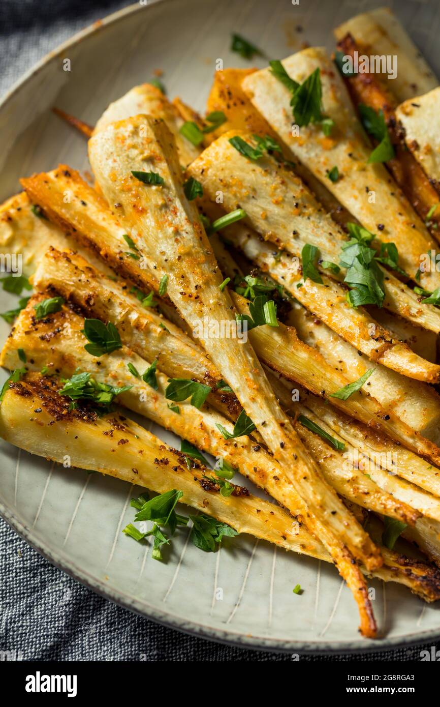 Sani pastinache arrosto fatte in casa con sale e pepe Foto Stock