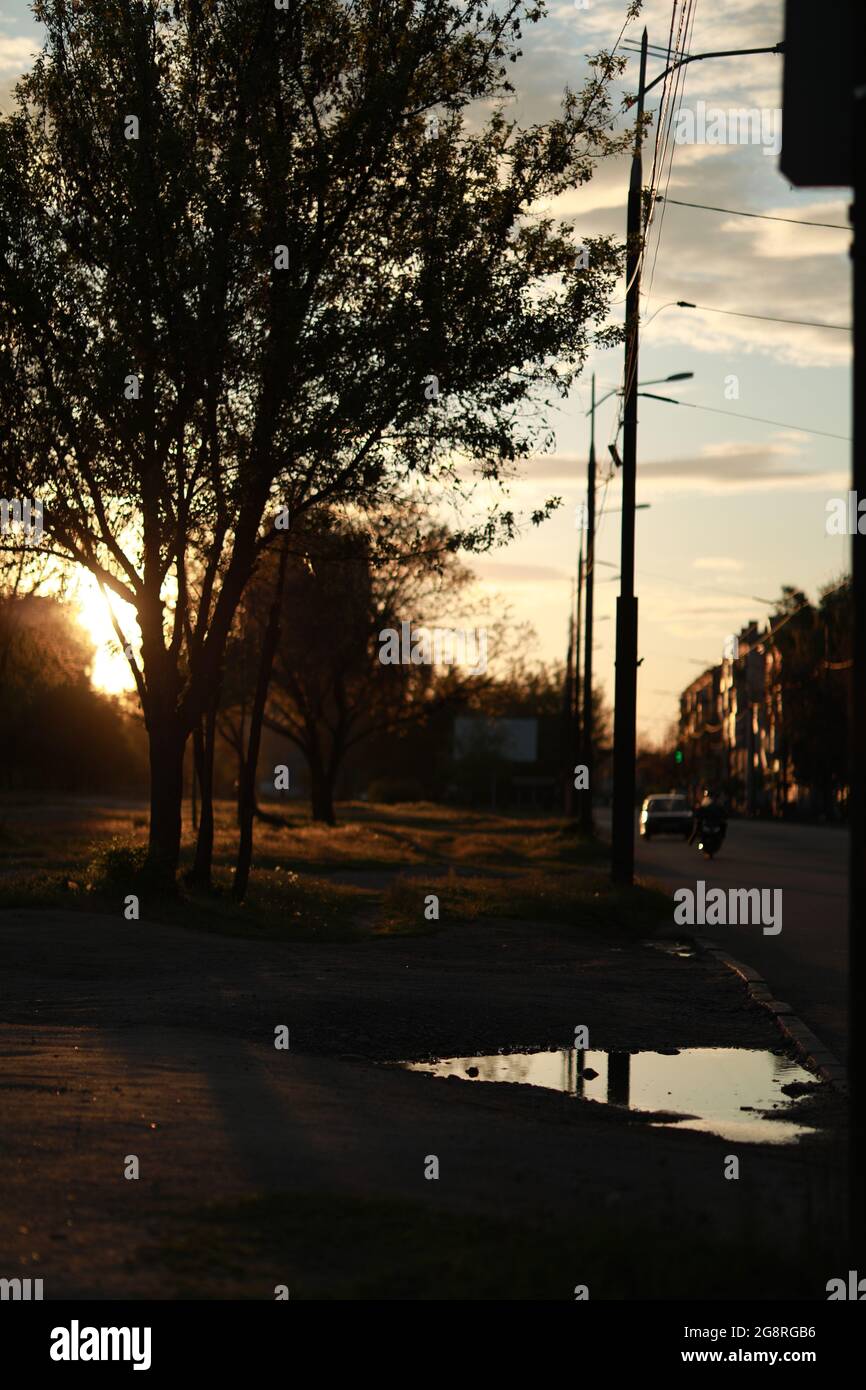 Vista su una grande strada della città Foto Stock
