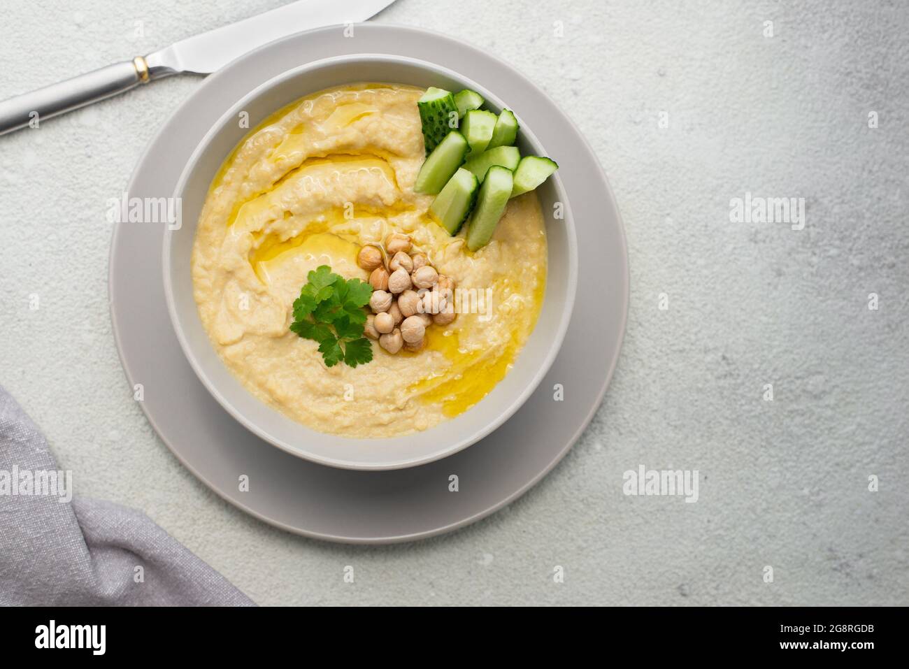 hummus sano di ceci con olio d'oliva in una ciotola Foto Stock