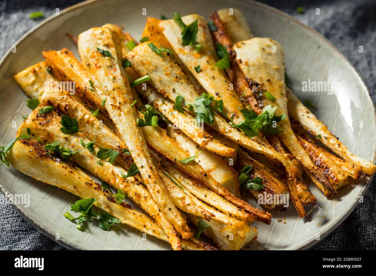 Sani pastinache arrosto fatte in casa con sale e pepe Foto Stock