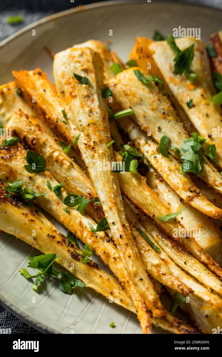 Sani pastinache arrosto fatte in casa con sale e pepe Foto Stock