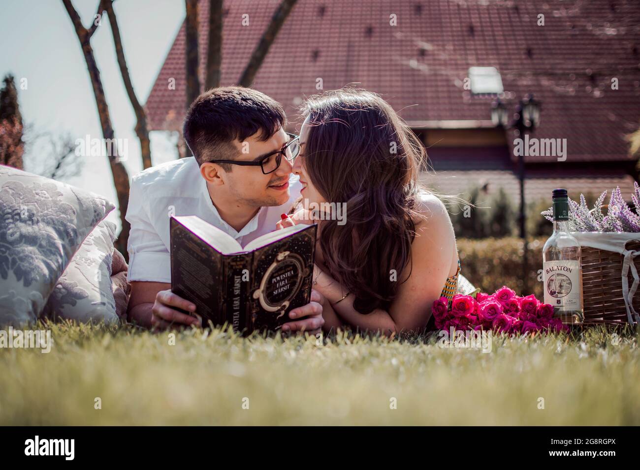 Giovane coppia bacia in una data picknick Foto Stock
