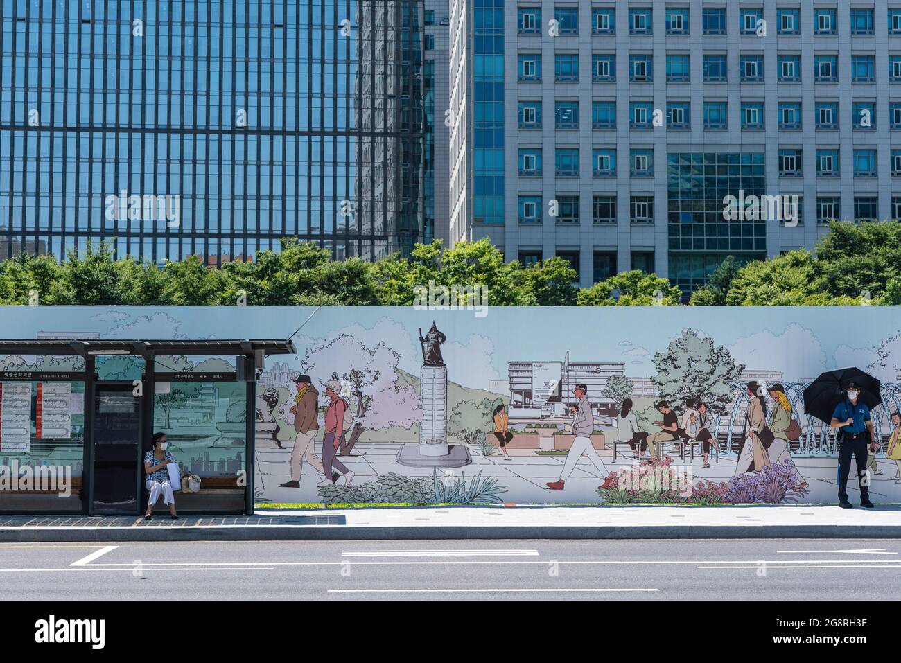 Seoul, Corea del Sud. 22 luglio 2021. Le persone che indossano maschere come misura preventiva contro la diffusione del coronavirus sono viste in piazza Gwanghwamun a Seoul. (Foto di Simon Shin/SOPA Images/Sipa USA) Credit: Sipa USA/Alamy Live News Foto Stock