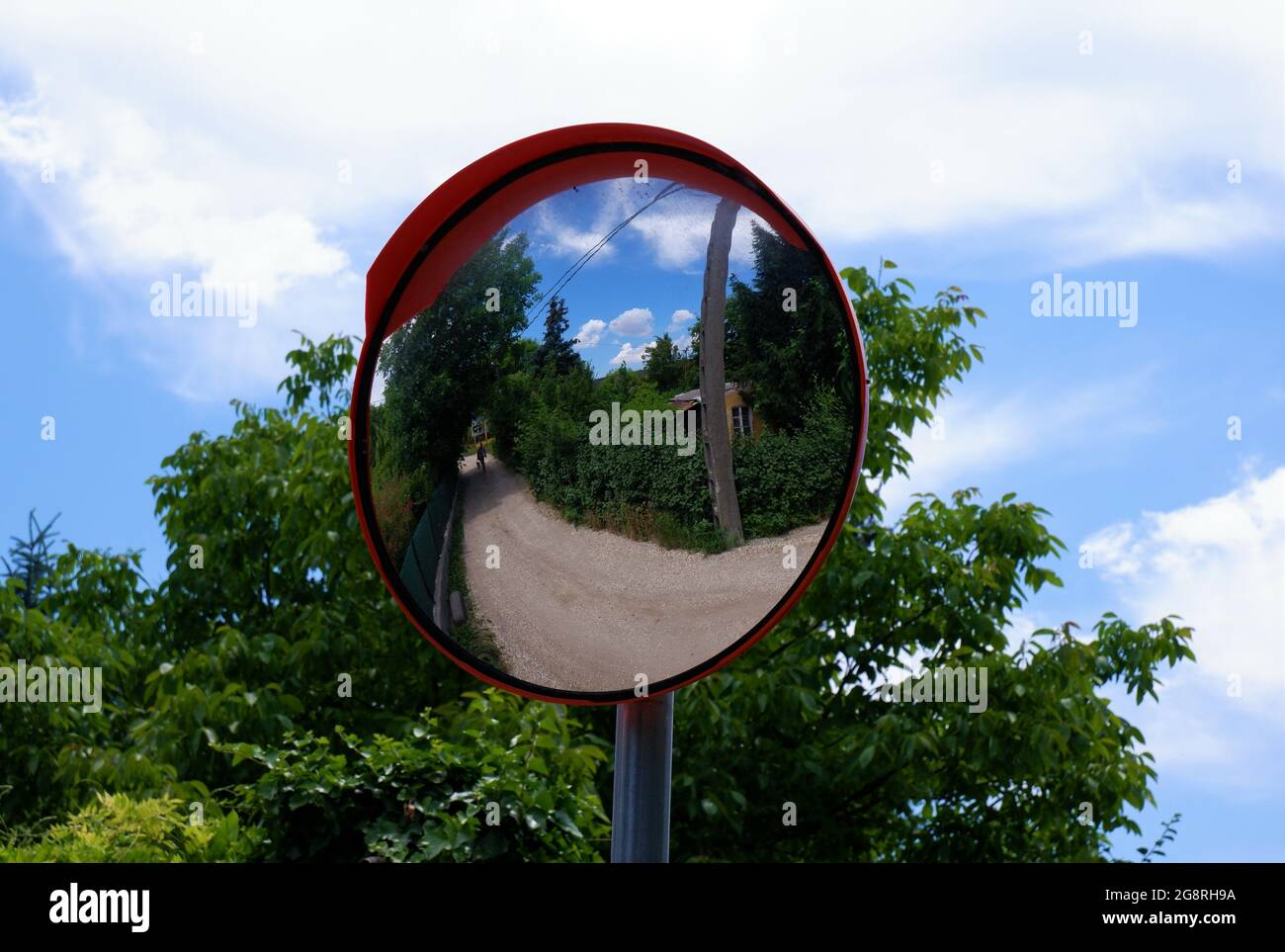 Primo piano di uno specchio stradale. Budapest, Ungheria. Foto Stock