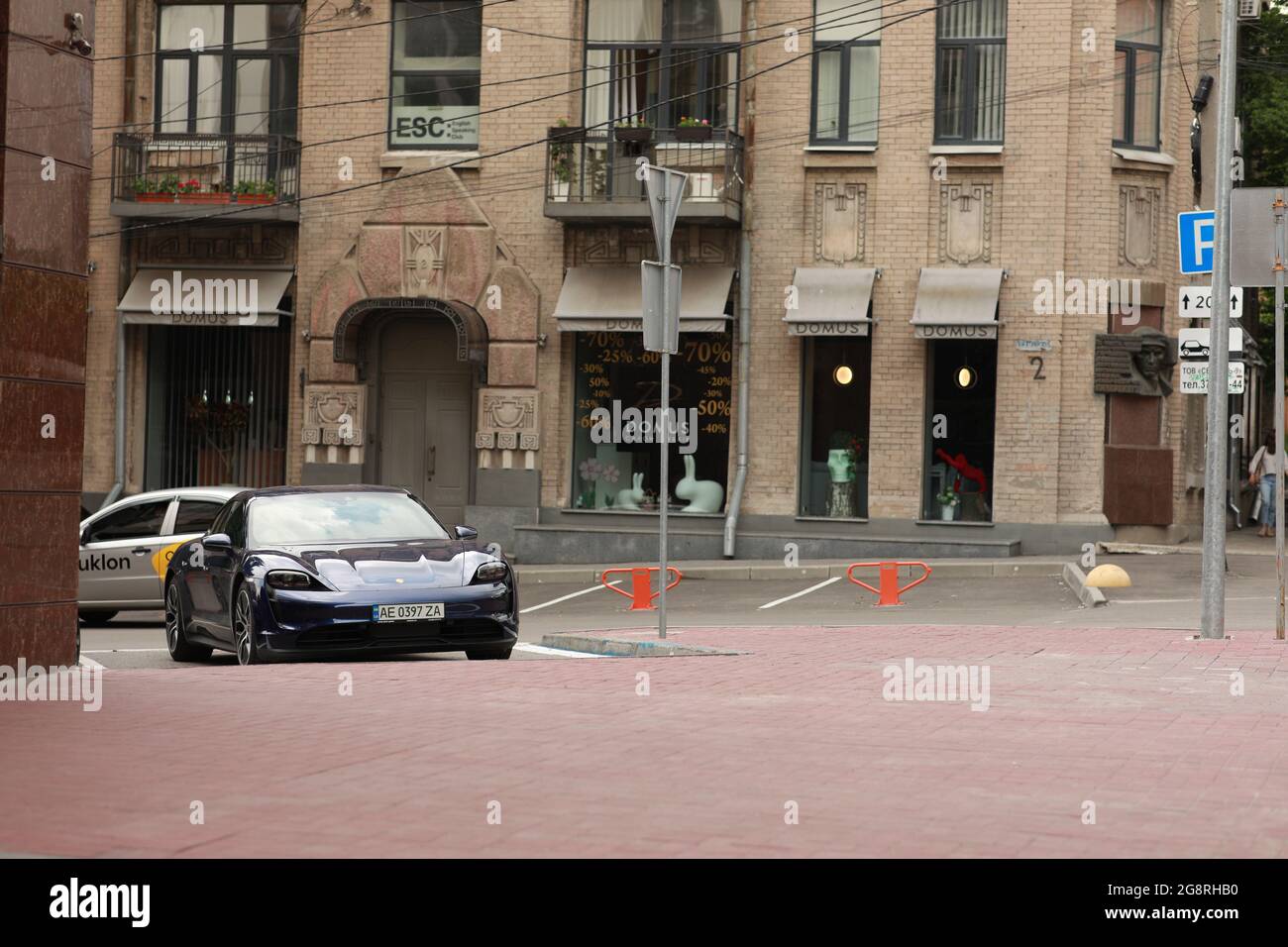 Un'auto parcheggiata in una strada cittadina Foto Stock