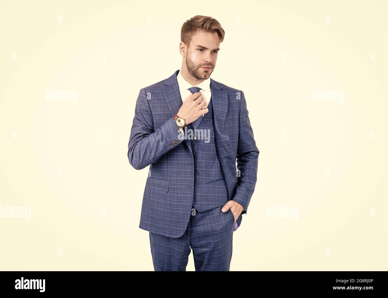 Uomo d'affari indossa un abito blu in tre pezzi con cravatta in stile  formale, business Foto stock - Alamy