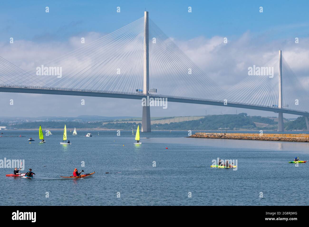 Port Edgar Marina, e Watersports Center, Firth of Forth, South Queensferry, Scozia, Regno Unito con lo sfondo del ponte stradale Queensferry Crossing Foto Stock