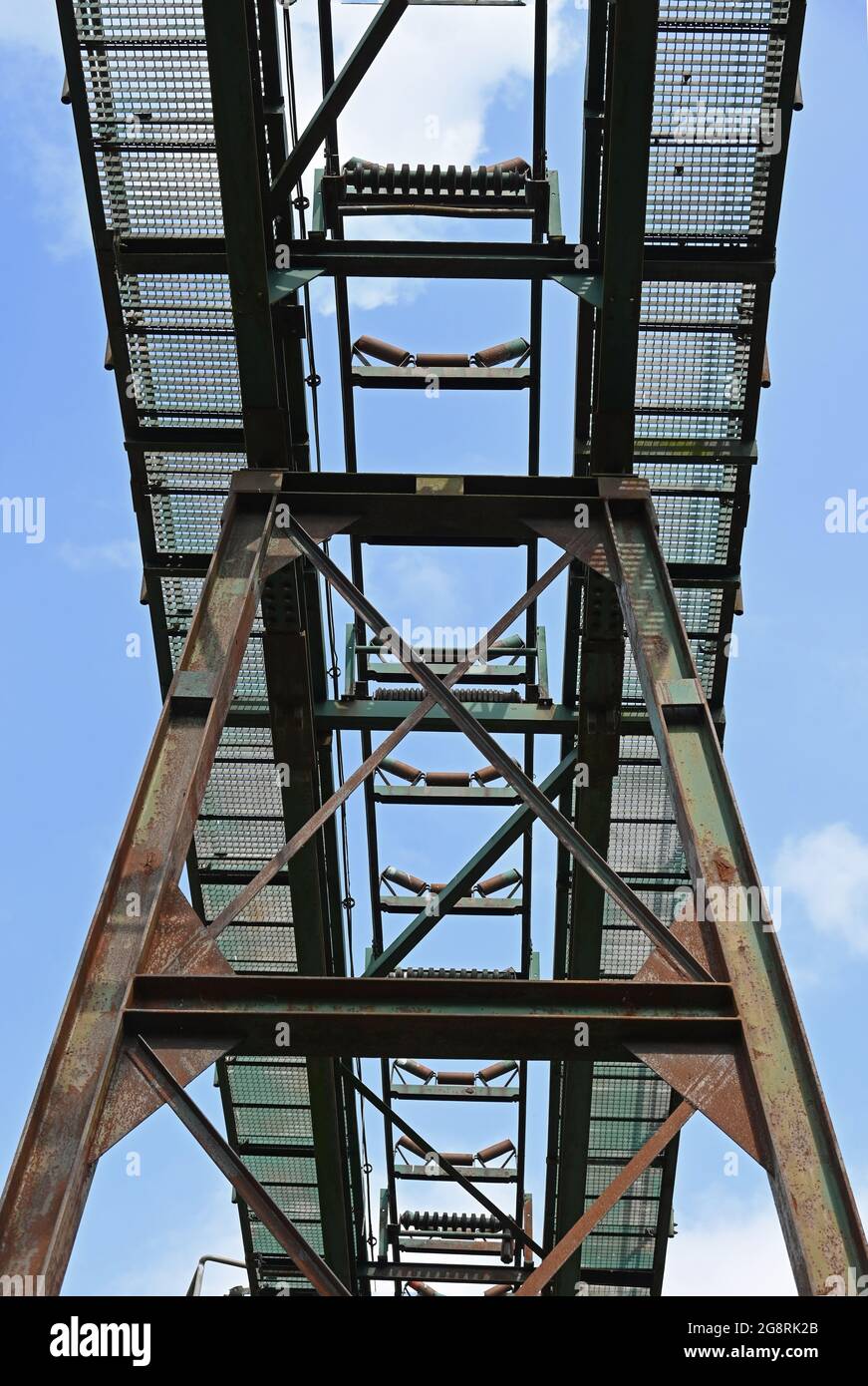 Nastro trasportatore di una ghiaia disutilizzata Foto Stock
