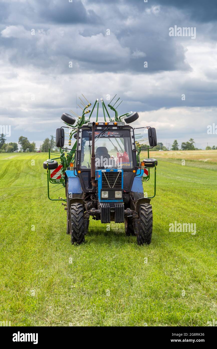 Russia, Regione Leningrado - Giugno 2019: Potenti trattori del marchio BIELORUSSIA alla mostra Foto Stock