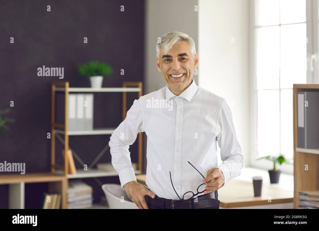 Ritratto in ufficio di un uomo d'affari o manager europeo felice e di successo. Foto Stock