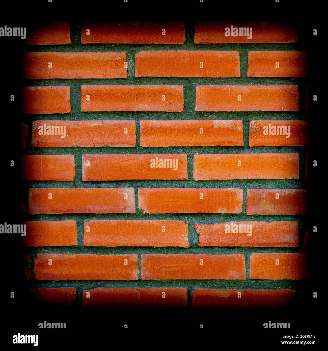 Lo sfondo appare come un frammento quadrato di muro di mattoni con una vignetta. Particolare di architettura e strutture edilizie temporanee. Foto Stock