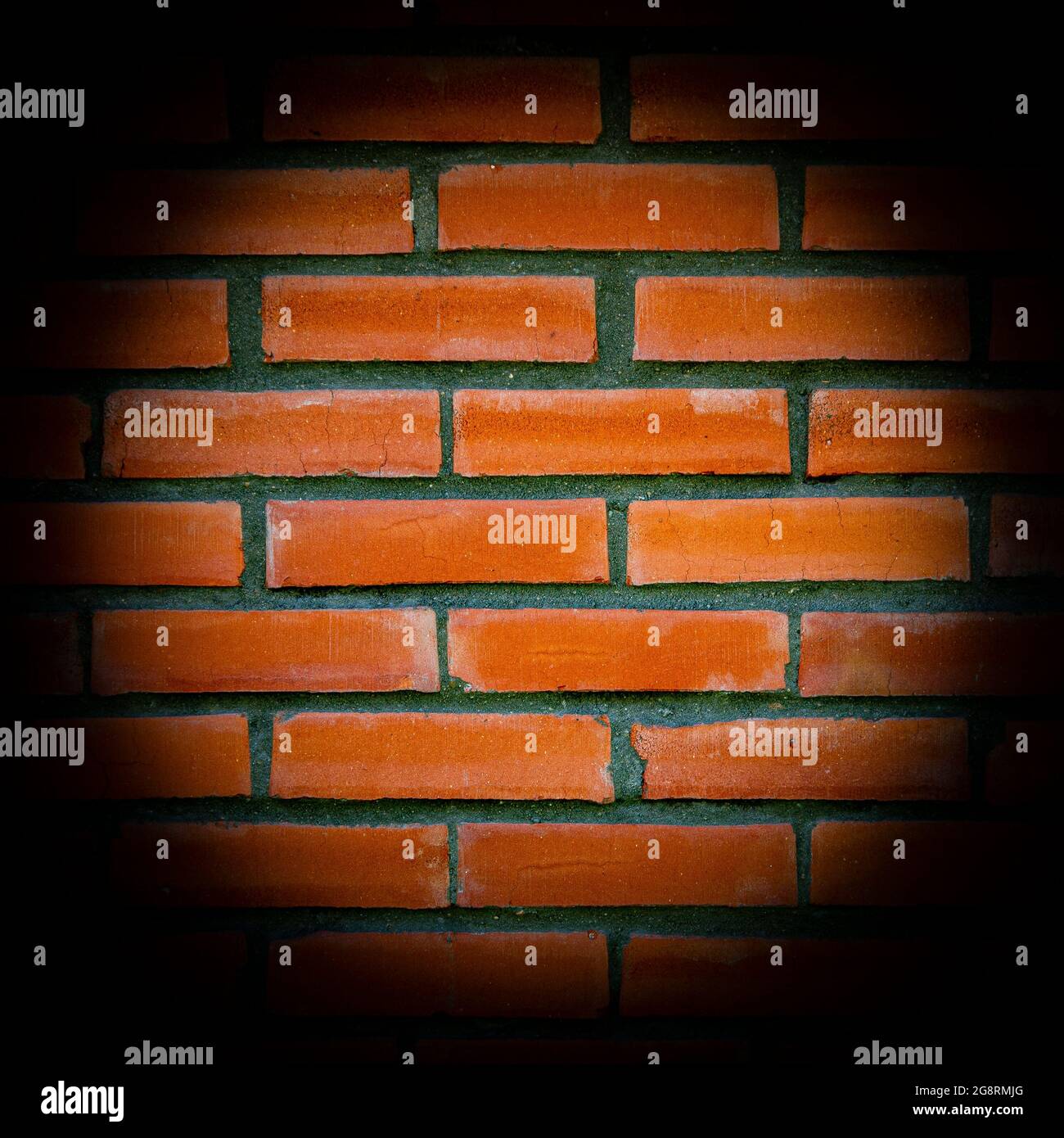 Lo sfondo appare come un frammento quadrato di muro di mattoni con una vignetta. Dettagli di architettura e strutture di costruzione temporanea. Foto Stock