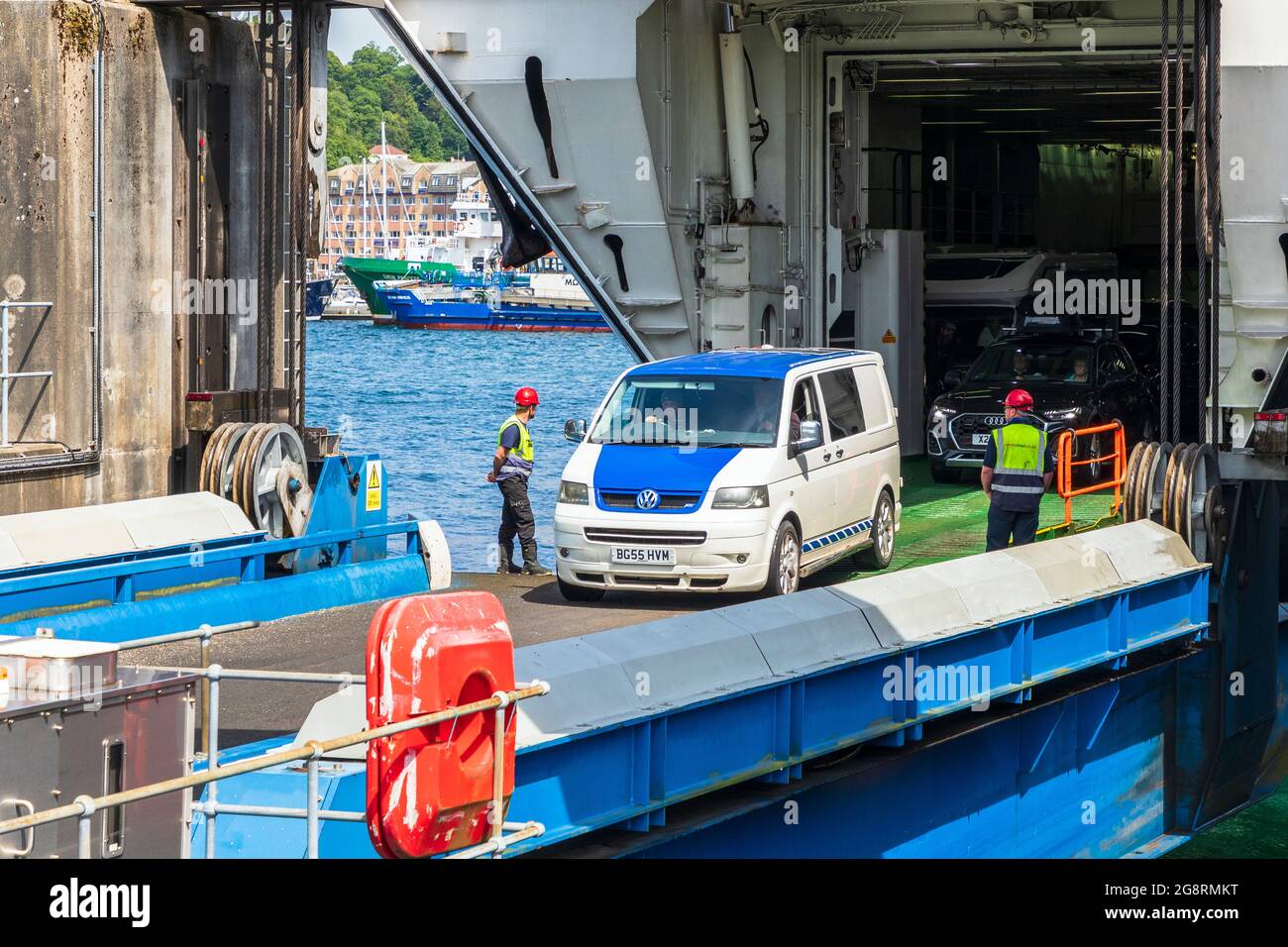 Van Drriing off the MV Isle off Skye, traghetto passeggeri e auto di proprietà di Caledonian MacBrayne, quando ormeggiato al molo Oban, Argyll, Scozia, Regno Unito Foto Stock