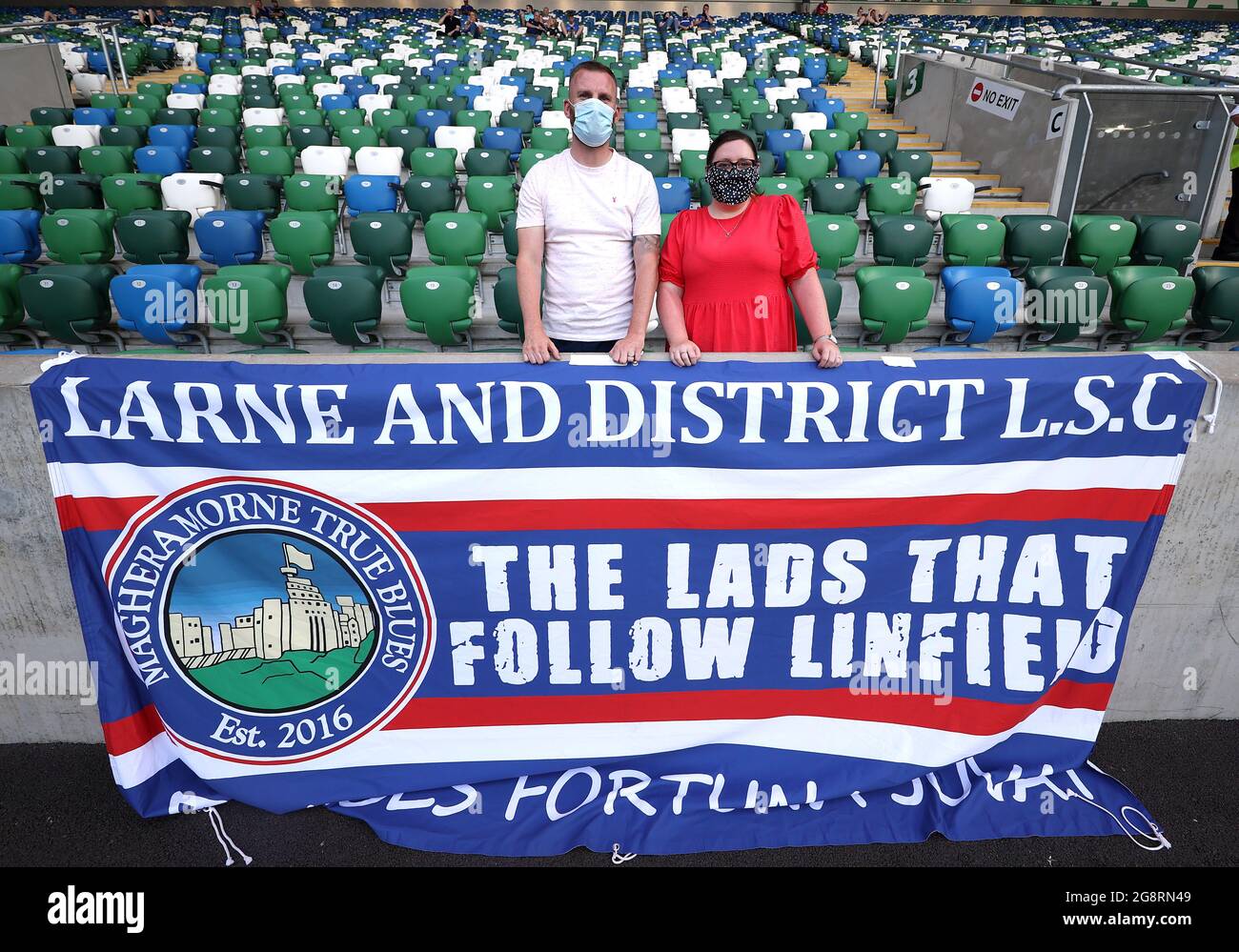 Tifosi di Linfield in stand prima della UEFA Europa Conference League seconda manche di qualificazione, prima tappa al Windsor Park, Belfast. Data immagine: Giovedì 22 luglio 2021. Foto Stock