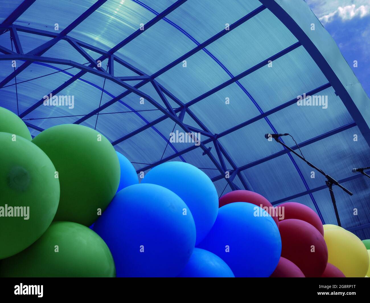 Palloncini, un microfono e una scena temporanea simile a (sembra) un evento creativo all'aperto. Foto Stock